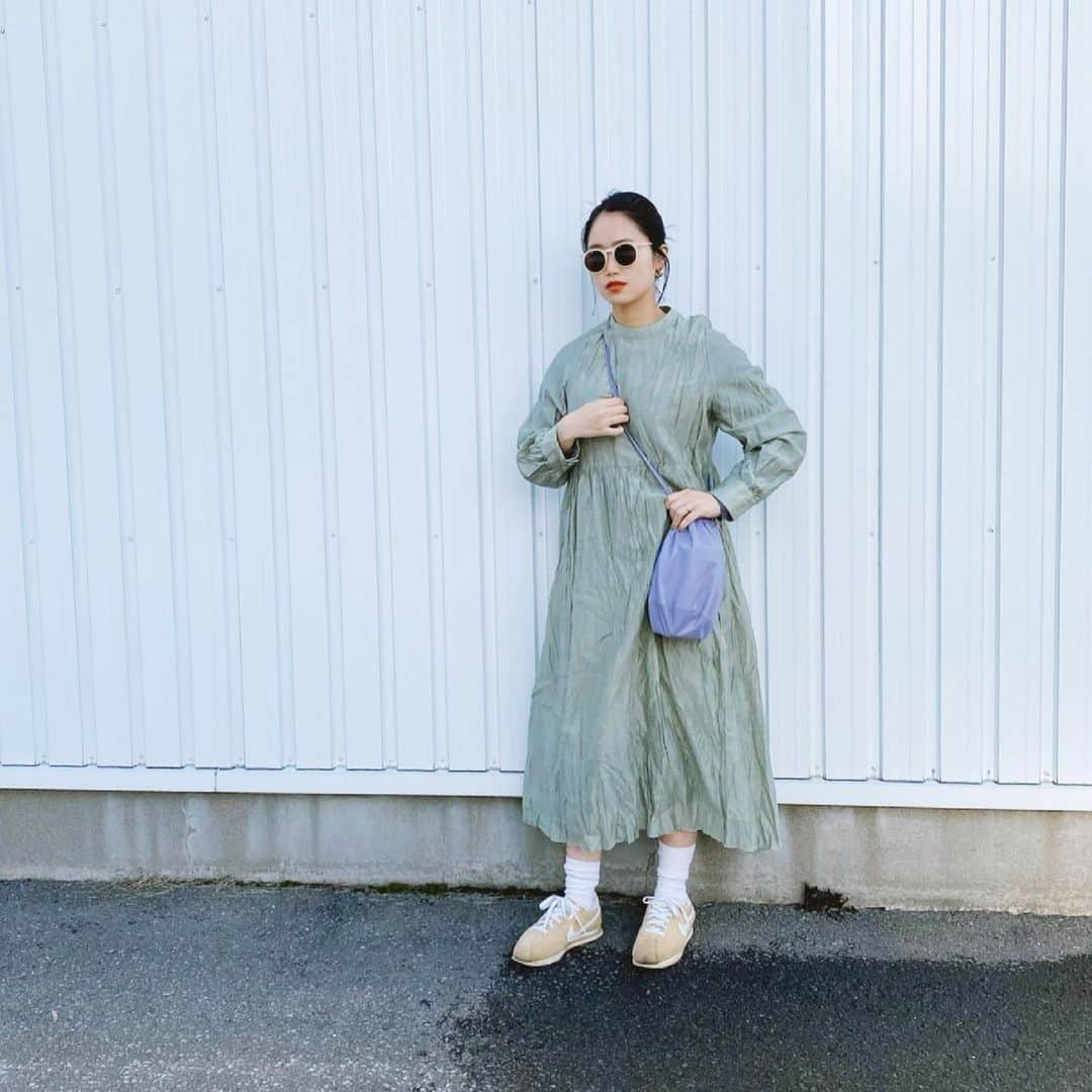 井村亜里香のインスタグラム：「ZOZOTOWNで見つけた @auntmaries.official のシワ加工ワンピース。 全色欲しいくらいデザインとカラーが気に入ってる♡♡♡ Bagはだいすき @ayakawasaki 🌷 ・ #zozotown#zozotown購入品#onepiece  #fashion#ayakawasaki#bag#nike#sneaker #ワンピース#ワンピースコーデ#春コーデ #ワンピ#スニーカー#ナイキ#春服コーデ」