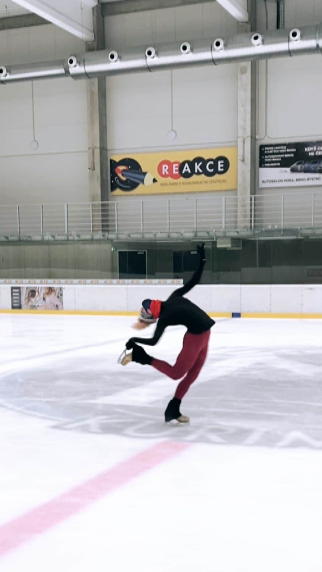 エリスカ・ブレジノワのインスタグラム：「🌀⛸」