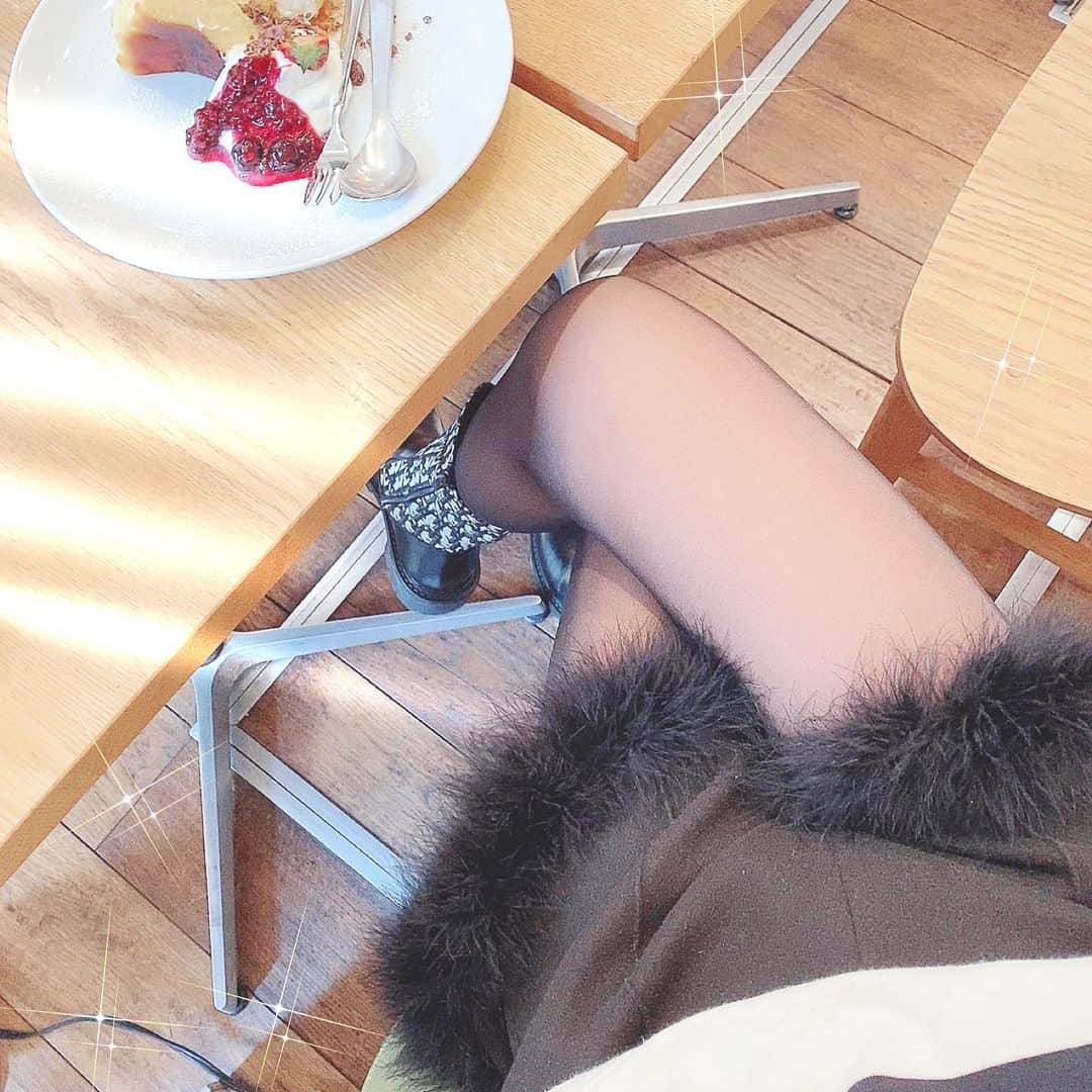 津久江麻由のインスタグラム：「. . 最近素肌に見える 暖かい黒ストッキングが流行ってる(？)ので、 Qoo10で480円で買った😂✌🏻💕 裏地はモコモコとかじゃないけど、 素肌をしっかり隠してくれる感じ👶❗️ 480円なのに、脚細く見せてくれるのも 最高😩❗️❗️❗️ . . Qoo10が3/1からメガ割してるから、 私の欲しい物リストの紹介🤭🤍笑 (⇨swipe) . . #メガ割 #Qoo10 #キューテン #PR #韓国コスメ #韓国コスメ購入品 #韓国コスメ好きな人と繋がりたい #韓国スキンケア #韓国美容 #韓国化粧品 #美白ケア #ニキビ #ニキビ跡 #ニキビケア #お気に入りコスメ #コスメ大好き #メイク好き #デパコス #コスメ紹介 #コスメ  #今日のメイク  #今日のコスメ #プチプラコスメ #美容好きさんと繋がりたい #おすすめコスメ #コスメ好き #メイク好き #スキンケア #ダイエッターさんと繋がりたい #ダイエットビフォーアフター」