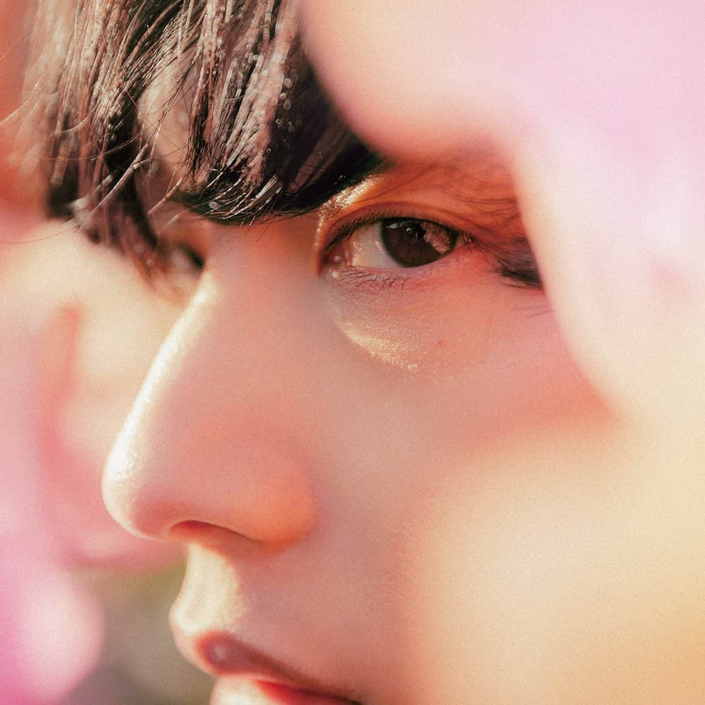 のインスタグラム：「【4th AL『COLORLESS』リリース決定！】  4月21日に4th ALBUM「COLORLESS」のリリースが決定しました！！！  今回も沢山の想いと沢山の人たちと共に一枚を仕上げました。 初回限定版はBlu-rayがついていたり、各店舗ごとに特典など、盛りだくさんです。 詳しい情報はホームページをチェック！  ▼4th ALBUM「COLORLESS」 2021.4.21(wed)Release  初回生産限定盤 [CD+BD] TFCC-86753~86754 / ¥4,200+tax （スリーブケース仕様） 通常盤 [CD] TFCC-86755 / ¥3,000+tax  【収録内容】 [BD] ※初回生産限定盤のみ 01. BABY CAKES（Special Live Video） 02. 悲しまない（Special Live Video） 03. Don’t Lie（Special Live Video） 04. Sorry Not Sorry（Special Live Video） 05. Ups & Downs（Special Live Video） 06. Documentary of Special Live Video  [CD] 01. 僕のままで（Produced by 百田留衣） 02. Love Is Life（Produced by CELSIOR COUPE） 03. Ups & Downs feat. mabanua（Produced by mabanua） 04. BABY CAKES（Produced by T.Kura for Giant Swing Productions） 05. Comin’ up（Produced by CELSIOR COUPE） 06. 悲しまない（Produced by omshy） 07. Get Loud （Produced by CELSIOR COUPE）※EDWIN「ジャージーズ」CMソング 08. Don’t Lie（Produced by Azad Naficy & William Leon） 09. What You Want（Produced by SONPUB, ZUKIE） 10. Sorry Not Sorry（Produced by Shingo.S） 11. Bed（Produced by grooveman Spot） 12. Colorless（Produced by 百田留衣） Bonus Track. We Are（Produced by CELSIOR COUPE）※CD ONLY  【Artwork Credit】 Art Direction & Design : aimai Photographer : Leo Youlagi Lighting Director : Akihiro Someya Prop Stylist : Haruka Niizeki Hair & Make Up : Megumi Kuji (LUCK HAIR) Styling : Taichi Mukai Special Thanks : props now, Tatsunosuke Yamaguchi  #向井太一 #COLORLESS」