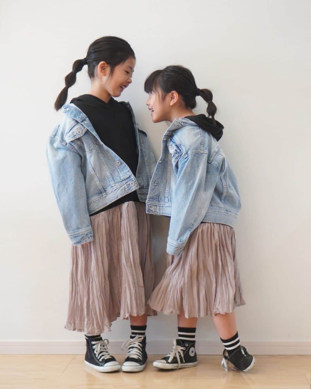 mocchiのインスタグラム：「2021.03.01 こんにちは！  もぉなんだか暖かすぎて春！！🌸  このブランシェスのデニムジャケット可愛すぎる🤤🤤🤤🤤  名古屋は今日最高気温17度だった😳🌟  そしてもぉ3月！！ まさかの、まさかの、小春が2年生の学童落ちたのです😰😰😰  鍵っ子確定なのと、あたしの仕事の契約満期が4月なのとで、色々バッタバタしてます💦  さすがに1時間も2時間も家で1人は心配だから仕事時間を3時までの仕事を探さないと行けなくて🥶  学童激戦区なの辛い😇😇😇😇  最近小春は休みの日も友達とだけで遊びに行ったりすることが増えてきたから、携帯持たせてて良かったなって思うことが増えてきた🧐  早いかなーと思いつつも1年生から持たせてたけど、結果心配も減って友達と遊びに行ってる時も早く帰ってきてーとか連絡出来るし便利🌟  2年生から大丈夫かなぁーー😅 心配だなぁー😇  #kidsfashion#インスタキッズ#5歳#7歳#4月生まれ#5月生まれ#1年生#小学校コーデ#姉妹#親バカ#プチプラコーデ#シンプルコーデ#キッズコーデ#キッズファッション#子供服#お洒落さんと繋がりたい#ベビフル#コドモノ#娘コーデ#カジュアルコーデ#春コーデ#デニムジャケット」