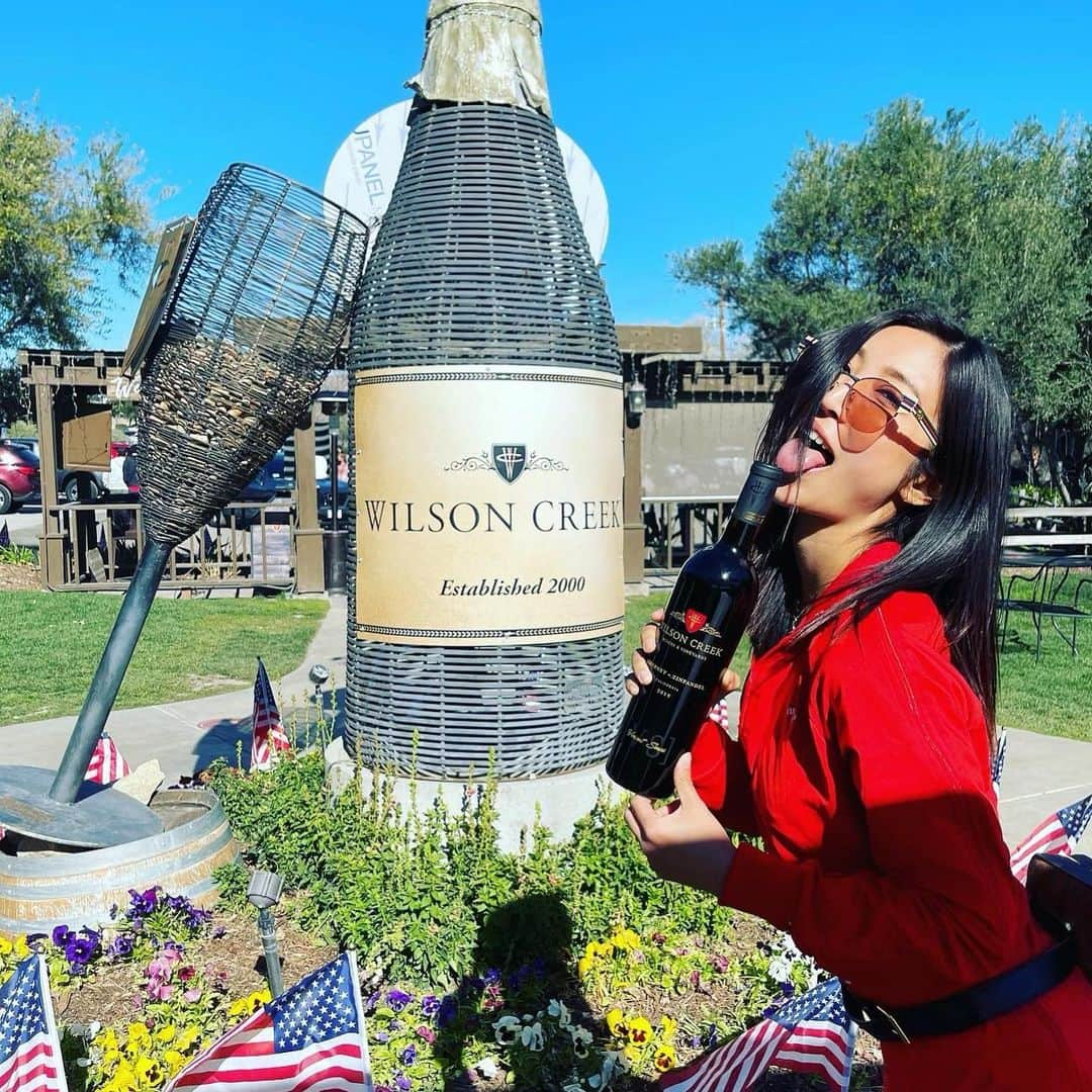 水川スミレのインスタグラム：「新しい趣味 ワイナリー❤️❤️❤️  I found a new hobby🍷🍷  #winery#🍷#wine#redwine #temecula #temeculawinecountry」