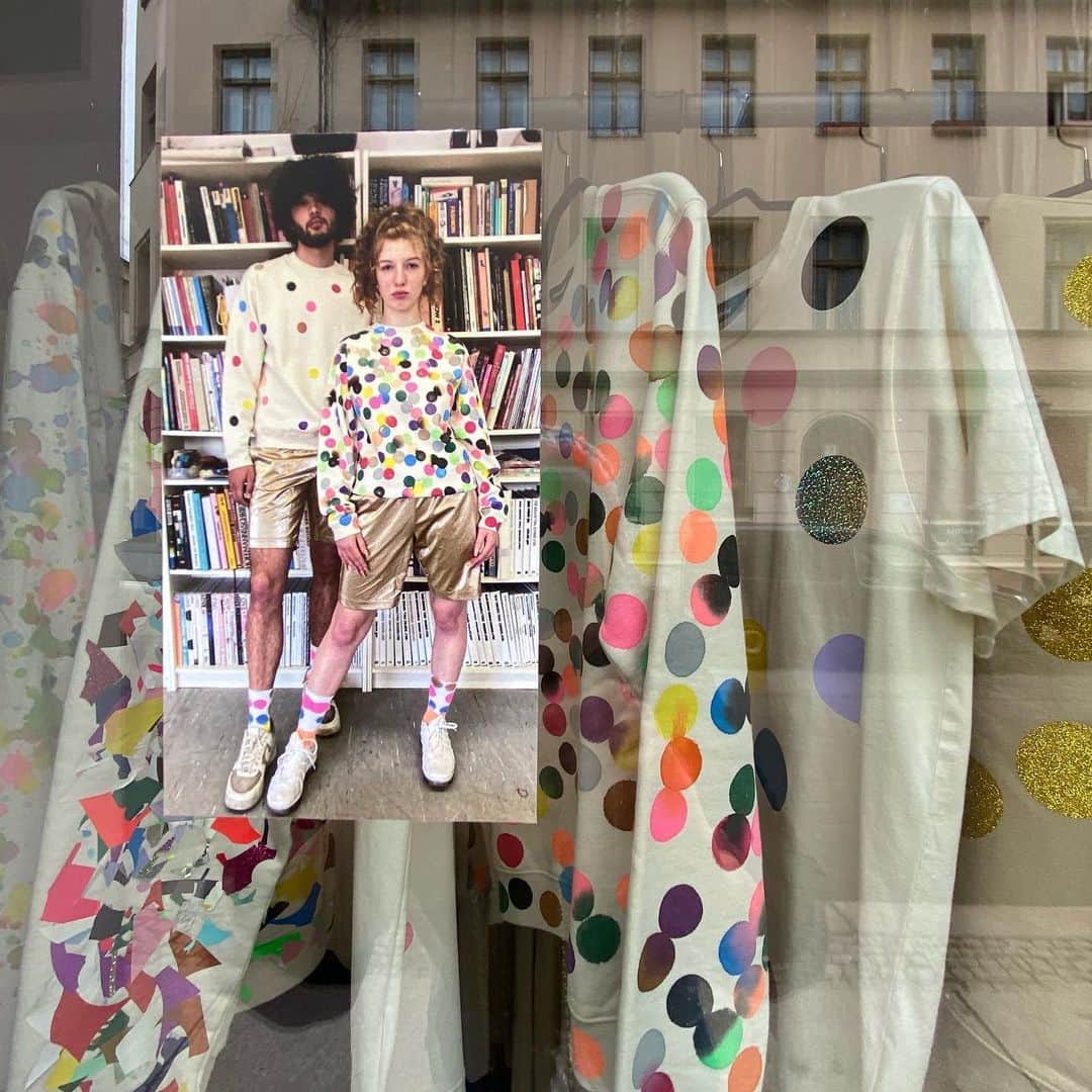 スタースタイリングのインスタグラム：「....window shopping.....strolling the streets  #windowshopping #strolling #handpainted #starstylingworldwide」