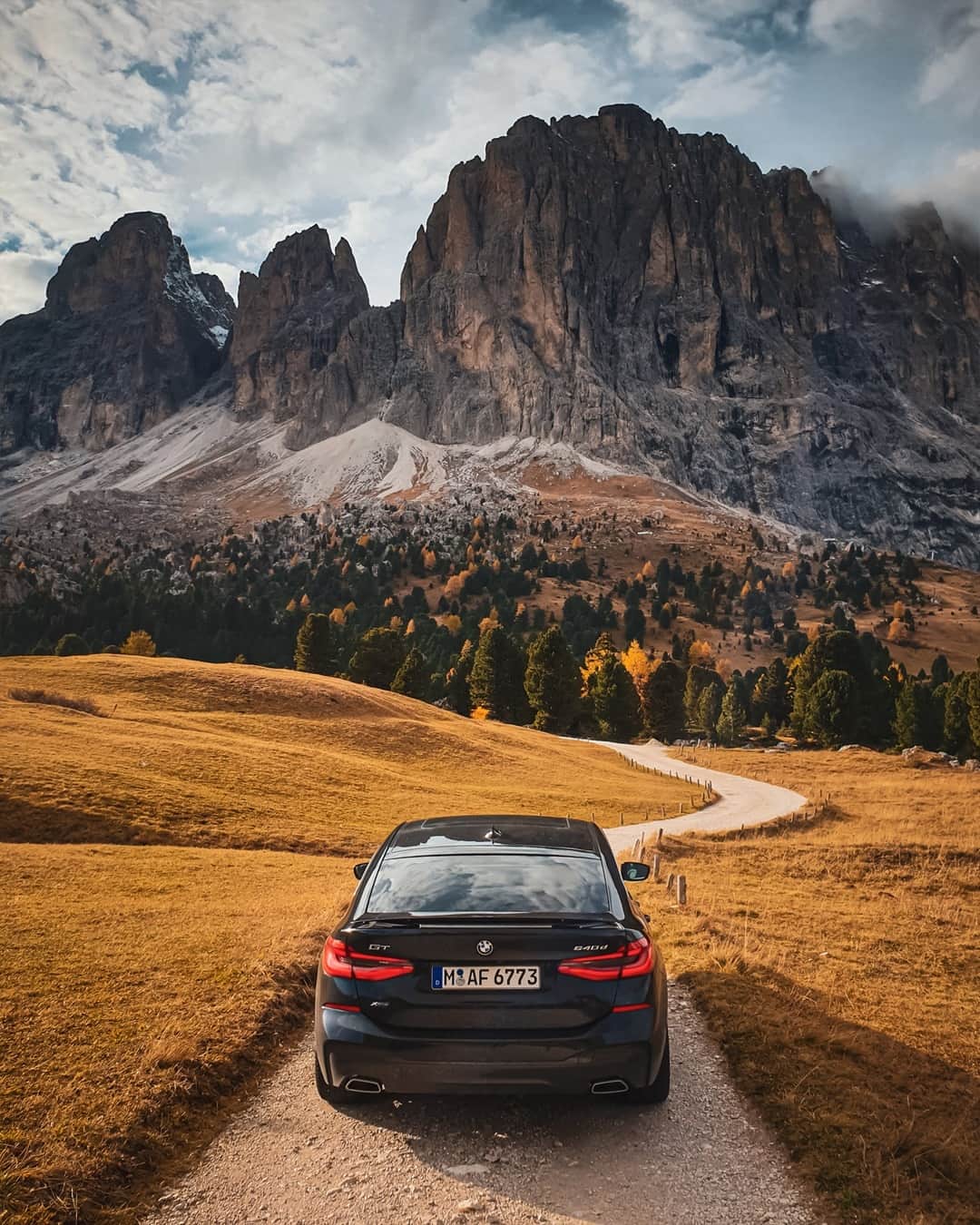 のインスタグラム：「Onwards and upwards.  The BMW 6 Series Gran Turismo. #THE6 #BMW #6Series #BMWrepost @tordorov5 __ BMW 640d xDrive Gran Turismo: Fuel consumption weighted combined in l/100km: 5.6–5.4 (NEDC); 6.8–6.2 (WLTP), CO2 emissions weighted combined in g/km: 147–141 (NEDC); 179–163 (WLTP). Further information: www.bmw.com/disclaimer.   340 hp, 250 kW, 700 Nm, Acceleration (0-100 km/h): 5.3 s, Top speed (limited): 250 km/h.」