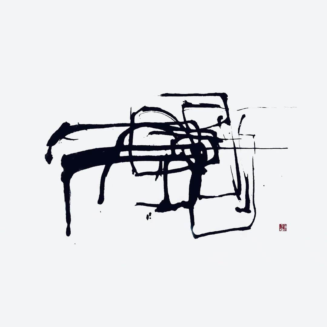 赤間紫動さんのインスタグラム写真 - (赤間紫動Instagram)「.﻿ #calligraphy#calligrapher#drawing#art#artlife#artist#design#tokyo#japan#calligrafia#kaligrafi#caligrafo#blackandwhite#kanji#shodo#abstractpainting#abstractart#avantgardecalligraphy#前衛書道#墨象#白黒#书道#서예#書道#書#墨#赤間紫動#shidoakama」3月1日 18時03分 - shido_ak