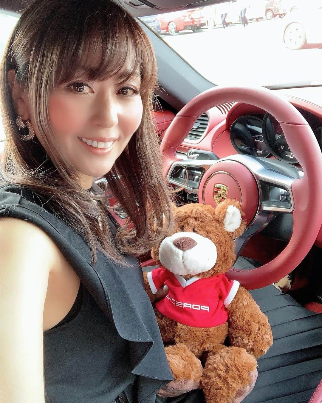 ikuさんのインスタグラム写真 - (ikuInstagram)「こんばんは♡ おつかれさまです♡ ・ 本日納車しました🏎❤️ New  cayman 内装は赤ではなくえんじ色✨✨ボディーはまた白だけど今回は少しパールがかってて光の加減でキラキラ✨ 色々少しづつ前と違うんだけどまぁパッと見は同じよね🤣💕  嬉しいなぁ〜😍❤️ 大事に乗ろう🎵 ・ 3日後に前のケイマンとはお別れなのでそれはそれで寂しい💦 今日は最後に洗車してもらってピカピカに✨✨ ・ #718cayman #納車 #Newcayman#新車 #嬉しい#いつもありがとう」3月1日 18時05分 - cheriee515