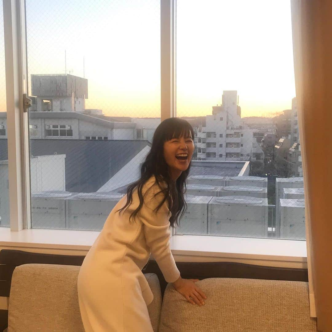 小西真奈美さんのインスタグラム写真 - (小西真奈美Instagram)「『カンパニー』 最終回を昨夜観てくださった方 ありがとうございました。  青柳悦子という役に出会えて、 現場のスタッフさん、共演者の皆さんが芝居をする度に楽しんでくださる事がまず嬉しく、 そして観てくださった方々が楽しんでくださってるお声をいただくのが嬉しく、 "40代の人生を、このままで良いのか…" と悩みながら、 諦めることも、 折り合いを付けてただ過ごして行く事もせず、 試行錯誤、色んな事を考え、 自分の足で前に進もうとする、 でも、ちゃんと家族とも向き合おうとする、 そんな悦子という役に出会えたことが、 本当に嬉しかったです。  観てくださった皆さん、 スタッフ、共演者の皆さんに、 心から感謝です。 ありがとうございました。  #スタジオ #ドラマ #カンパニー」3月1日 18時05分 - manami.official