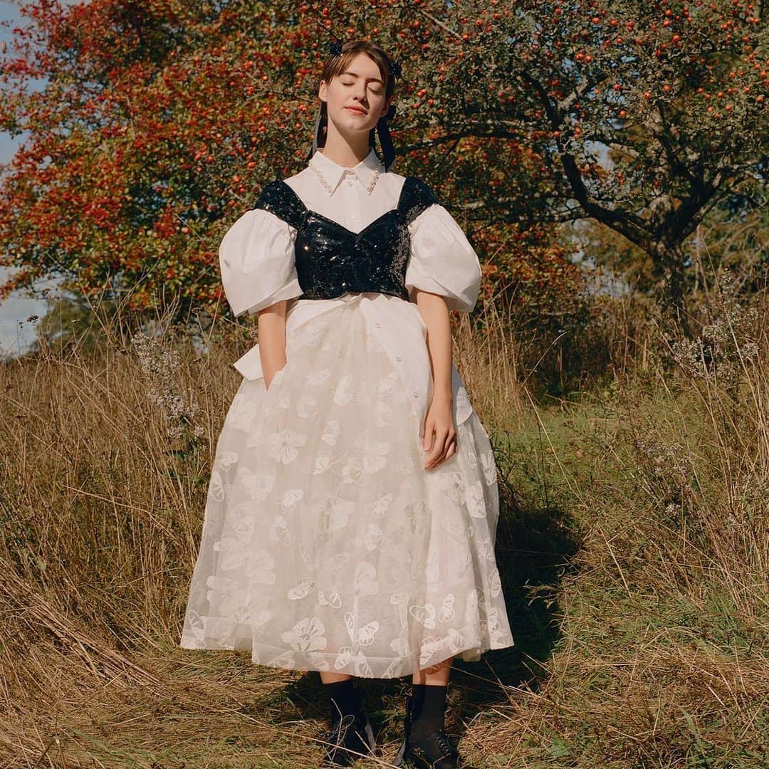 H&Mさんのインスタグラム写真 - (H&MInstagram)「Archive details reimagined. "This is no re-edition. It's taking beloved looks and reinterpreting them for today." — Simone Rocha 🧺🌾🐞💌 #SimoneRochaxHM launches 11 March at hm.com. @simonerocha_  Stylist @robbiespencer Photography @tylersphotos Hair @cyndiaharvey Makeup @thomasdekluyver」3月1日 18時07分 - hm