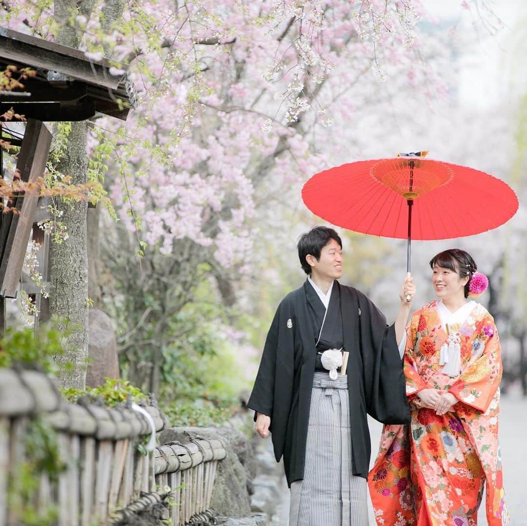 のインスタグラム：「【桜🌸の京都でフォトウェディングを】 桜の時期に合わせて、お写真を撮りたいというお問合せが 地方のお客様からも増えてまいりました。  ご相談はお電話でも、オンラインでも、東京でのご相談でも対応いたします。  1日1組限定でのご案内のため、残席僅かとなりますので、お早めに😊  #桜鶴苑 なら毎週 #ブライダルフェア 開催中！ ブライダルフェアのご予約は  https://www.kyoto-okakuen.com/wedding/ インスタグラムのTOPからCHECK✔︎ >>>@okakuen  ◎当日予約可能◎ 京都の観光名所『南禅寺』『平安神宮』の近く！ 地下鉄東西線蹴上駅 徒歩7分 お気軽にお電話くださいませ ☏075-771-4111  #結婚式 #挙式 #披露宴 #神前式 #人前式 #神社式 #和婚 #和装 #京都 #kyoto #京都結婚式 #京都婚 #神社 #仏閣 #白無垢 #色打掛 #京都前撮り #前撮り #大人婚 #少人数婚 #家族婚 #プレ花嫁 #卒花嫁 #結婚準備 #関西花嫁 #フォト婚 #料亭ウェディング #桜花嫁」