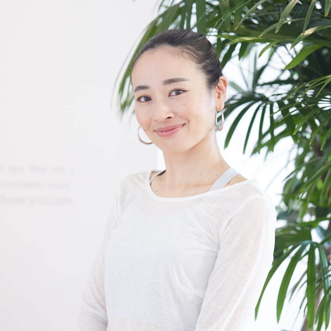 DANSKIN Japanのインスタグラム：「【INTERVIEW】  3月8日は、国際女性デー(International Women’s Day)。 1904年に、ニューヨークで婦人参政権を求めて起きたデモがきっかけとなり、 その後の1975年に国連によって制定された、 女性の地位向上やジェンダー平等を考える日です。 自らの道を切り開き、アクティブにしなやかに生きる女性たちに、 自分らしく輝くためのヒントを伺いました。  ボディプロデューサーやフィットネスモデルとして活躍する池畑薫さん。@kaoruyamuna 凛とした佇まいが美しく心の余裕を感じさせる池畑さん、 「どんなことも将来の糧になる」とご自身の経験を基に 前向きでいられるコツを教えていただきました。  Q.困難を前向きに乗り越える方法。  乗り越えたいもので対応は変わると思いますが、悲しいとき、辛いときは、夜中に考え事をしないように。 大体は暗い方向に感情が進むので、まず太陽の光を浴びて好きなものを食べて一息して欲しい。そして「大丈夫だよ！」と伝えたい。 大きな問題でも冷静に考えたら、小さな課題がいくつか重なっているだけの場合が多いので、できることから一つずつ片付けていくと良いとアドバイスします。 ありきたりですが、どんなことも将来の糧になります。たとえば辛くても。 それは自分自身も経験してきたことなので自信を持って言えます。 そしてその時にやれること、やろうと思えることを、丁寧に大事に自分の時間をあてて行うこと。 そんなことがポジティブマインドをつくっていくと思います  インタビューの全文はダンスキンWEBサイトからご覧いただけます。  ▽池畑薫さんが出演する DANSKIN ONLINE EVENT『ココロとカラダに空間を』  【開催日時】 2021年3月7日 (日) 8:00 ～17:00 鎌倉より生中継  【内容】 1部「カラダに空間を」 08:00～08:50ストレッチヨガ 相楽のりこさん 09:00～09:50ピラティス 池畑薫さん 10:00～10:50リリースストレッチ&セルフマッサージ 山瀬よしみさん 11:00～12:00 トーク（食事・健康・美容について）  2部「ココロに空間を」 16:00～17:00マインドフルネスヨガ&トーク 木田まみさん  【ご参加方法】 ダンスキン公式インスタグラムライブ配信 @danskin_japan  いつでも、どなたでも、ご参加いただけます。 当日は「@danskin_japan」で検索、インスタグラムよりご参加ください。  動きやすい服装と、タオル、ヨガマットなどの下に敷くもの、水分補給をして、無理をなさらずできる範囲でお楽しみください。  #danskin #danskinjapan #ダンスキン #しなやかに生きる #国際女性デー #internationalwomensday」
