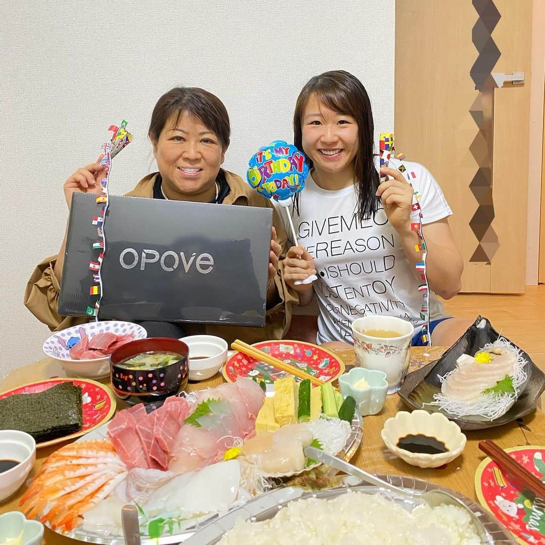 のインスタグラム：「🎂 今日は母の誕生日でした🎉  一年前は世界チャンピオンになって 母に金メダルをプレゼントできました🥇🌈  今年も最高の金メダルを プレゼントできるよう頑張ります💪  いつもありがとう💓だいすき🌸」