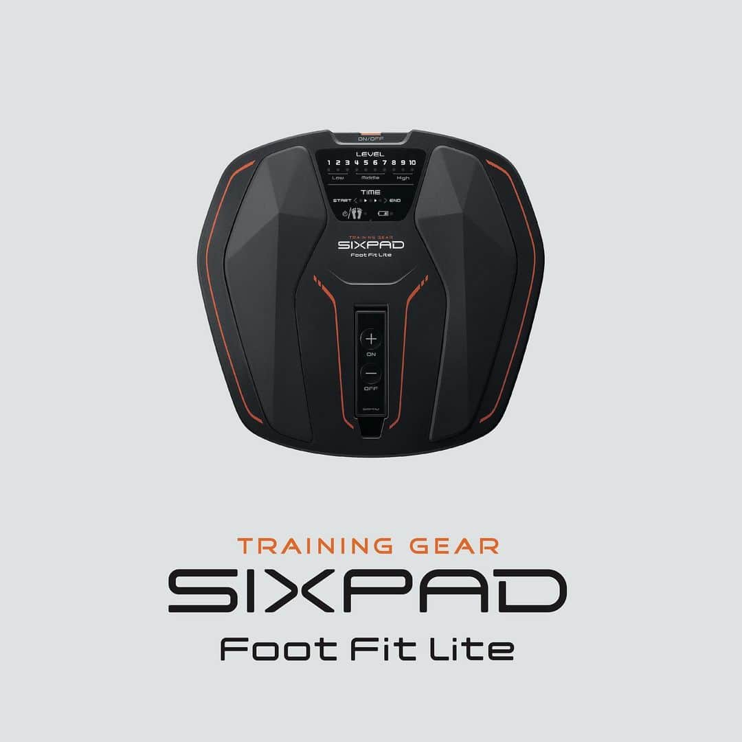 のインスタグラム：「＼4月2日発売「シックスパッド フットフィットライト」／  大好評をいただいているSIXPAD Foot Fitシリーズより、 「SIXPAD Foot Fit Lite （シックスパッド フットフィットライト）」が通販限定（※1）で 4月2日に登場！  お客様からのお声を反映し、より使いやすさを追求した 薄型・軽量・コンパクトタイプです。  新たにリモコンが付属し、レベル調節やトレーニングの一時停止など、 手軽に操作いただけます。  月額600円（※2）からお求めいただけ、歩く力のトレーニングはもちろん 運動不足でお悩みの方、 おうちトレーニングのアイテムを探されている方は、 ぜひこの機会にいかがでしょうか。   SIXPAD Foot Fit Liteは、裸足で足を乗せることで、 EMS（筋電気刺激）が足裏から、前すね、ふくらはぎ、と 歩行を支える筋肉に効率的にアプローチします。  一家に1台、ご家族でシェアしてお使いいただける点も おススメです。   ※1 MTG ONLINE SHOPをはじめとする直販サイト、新聞広告にて販売  ※2 所要資金：38,800円（税込）／初回支払月額：3,400円／ 2回目以降支払い月額（×59回）：600円／支払期間：5年／ 支払回数：60回／分割払手数料：0円（弊社負担） 一部直販サイトでは一括支払いとなります "  #SIXPAD #シックスパッド #EMS #ながらトレーニング #おうちトレーニング #運動  #筋トレ #FootFit #stayhome #新発売」