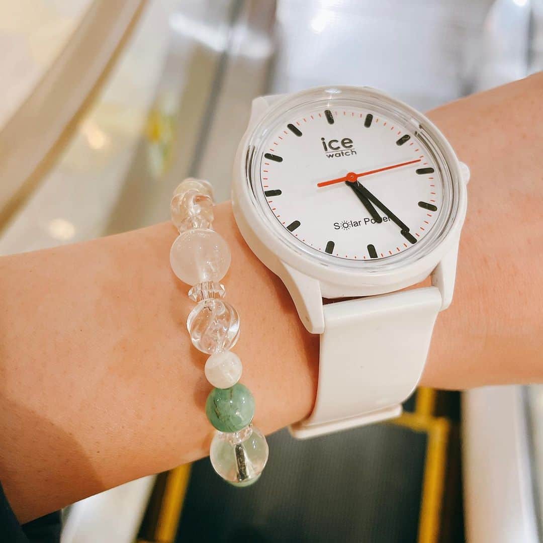 脇田唯のインスタグラム：「🍀 パワーストーン セパレートして二本にしてたのを また一個に戻しつつ、 シンプルにしてもらった。 それぞれ意味を持つストーン。 願いを込めるものが増えて 2つ持つことになってたけど、 なんか、最近はしっくり来なくて。 気がかりになってた。  占いと同じで、 この石を買ったから 私の人生の運が上がるとか この石をつけてれば 幸せになるだとかは思ってない。  けど不思議なこともあって。  翡翠はおばあちゃんの誕生石で 初めてオーダーで買ったときから ずっと入れているんだけど  石屋さん曰く、 翡翠はとても劣化しやすい石で 脇田さんのは色も濃いし、 こんなにずっと輝いてるのは 珍しいことなんだそう。  その他、 微妙な恋愛をしていたときは 恋愛の石が劣化し、 ストレスを抱えてしまったときは 厄除けの石が濁ってたり、  気の持ちようかも知れないが、 何か大きなものを達成すると、 それに基づいた「目標」のために 入れた石が劣化したりする。  不思議なことといえば、 他の人が私のパワーストーンを 手首にはめたとき 部屋の四方八方に飛び散ったことがあった。 振り回したりしたわけでもなく、 手首から、パーンと弾けとんだ。 あれは、なんとも説明ができず。 石を繋いでいたゴムは新品に近く 床に落ちていたそれは 刃物で切ったように プツンときれいに切られていた。  石が劣化するとき、  役目を終えた  と、石屋さんは言う。  私もそう思う。  そして私が選んだ石たちは 別の人がつけたときに 持ち主が違うと跳ね除けるらしい  今回も納得いくことを言われた。 近況を話す前に、 石を見てから話が進んでいく。  パワーストーンとか付けてると たまーに馬鹿にしてくる人もいる ジョークでもね（笑） 分かってるからいいんだけど。  占いとかスピリチュアルとか パワーストーンとか。 確かに怪しいものもあるから 変なふうに世の中に見られることもある。  それを理解した上で、 なんつーか自分なりの楽しみ方とか 信じる方法とか、 そういうのがあれば、 馬鹿にされても気にならないし、 言わせとけって思える。  神社に行くこととか、 御守を大事にすることとか、 自分なりのアミュレットとか、 好きなブランドとかアクセとか、 果てはファッションとか なんでも。  全部は自分なりの哲学があれば それでいいんだと思う。  今年はマジで 不要なものを手放す、 シンプルに統合していくことを 私の目標として。  まずはそれのとっかかり。  目に見える誓いとして。 このブレスレットが はじめの一歩。」