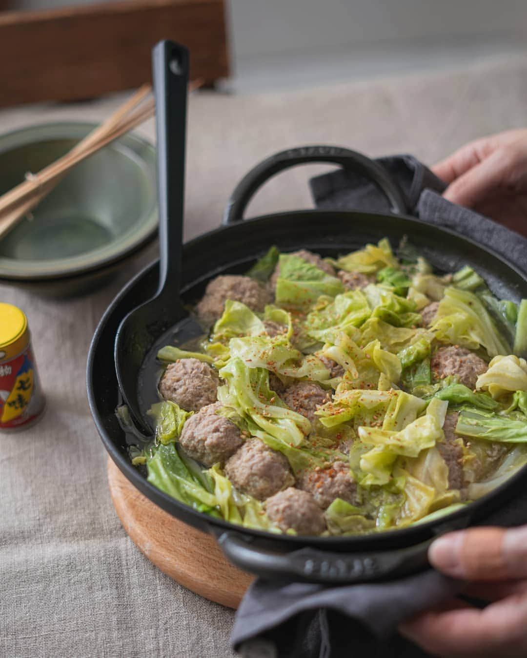 栁川かおりさんのインスタグラム写真 - (栁川かおりInstagram)「『ふんわり肉団子とキャベツの煮込み。』  いつもの揚げない肉団子と 春キャベツたっぷりで煮込む。 仕上げに七味唐辛子をぱらりとかけてみたりして。  春のキャベツは甘い。」3月1日 18時26分 - kaori_yanagawa