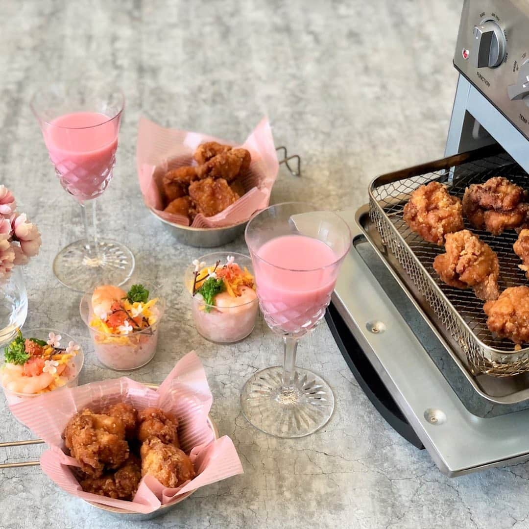 Cuisinart(クイジナート)ジャパン公式アカウントさんのインスタグラム写真 - (Cuisinart(クイジナート)ジャパン公式アカウントInstagram)「3月3日はひな祭り🎎⁣ ⁣ ひな祭りは「桃の節句」とも呼ばれています。⁣ 旧暦の3月3日の頃に桃の花が咲くことや、⁣ 桃は魔除けの効果を持つと考えられていたことが由来のようです☝⁣ ⁣ 今年のひな祭りごはんは、ちらし寿司と合わせて、⁣ お子さんも大好きな唐揚げはいかがでしょうか？⁣ ⁣ クイジナートのノンフライオーブントースターならヘルシーな唐揚げが作れます。⁣ 冷凍のものを温めるだけでもOK♬⁣ ⁣ 包み込むように温める熱風調理で唐揚げの余分な油を落とします。⁣ サクサク食感も同時にお楽しみください。⁣ ⁣ テーブルコーデは桃色を基調にすると、ひな祭り気分がアップ🍑⁣ ⁣ ・。・。・。・。・。・⁣ 🐔Item：ノンフライ オーブントースター⁣ ⁣ 🔍TOA-28J⁣ ・。・。・。・。・。・⁣ ⁣ #クイジナート #cuisinart #クイジナートのある生活 #クイジナートLOVE #クイジナートノンフライトースター #おうちカフェ #おうち時間を楽しむ #おうち時間 #丁寧な暮らし #おうちごはん #豊かな食卓 #ホームパーティー #簡単ご飯 #簡単ごはん #美味しい時間 #今日のご飯 #料理好きな人とつながりたい #おうちごはんlover #暮らしを楽しむ #私の美味しい写真 #クッキングラマー #トースト #オーブントースター #トースター #トースターレシピ #ノンフライ #唐揚げ #からあげ #ひな祭り #ひな祭りごはん」3月1日 18時27分 - cuisine_art