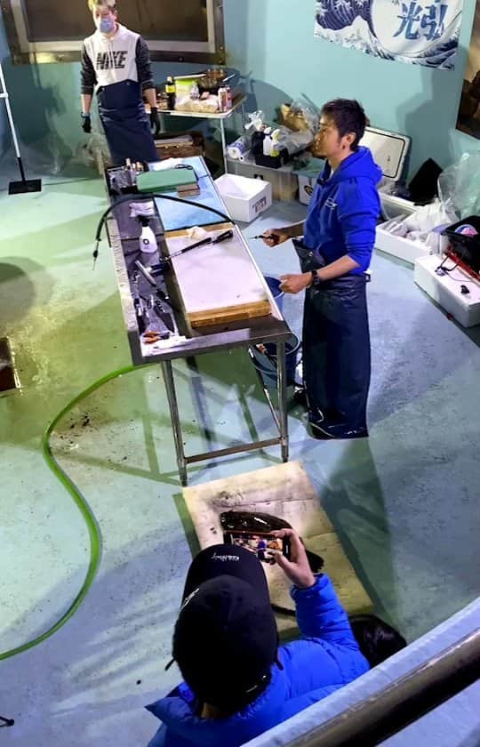 のインスタグラム：「津本式でお馴染み「津本光弘」さんが、現在開発中の魚を直接触らずに締めることができる「釣り人専用絞め切りナイフ」を解説！  詳しくは本日(3月１日)19時からアップ予定、 家邊克己の「週刊！アジングマニアックス」を是非チェック！ 記事URL https://www.lurenewsr.com/series/ajingmaniax/  #家邊克己 #津本光弘 #津本式 #アジングマニアックス #アジング #ルアーニュース」