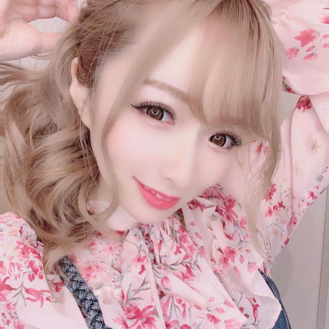のインスタグラム：「* * * * March🌷ஐ೨🌸🐝🌸ஐ೨🌷 * * * * #歌舞伎町 #六本木 #キャバ嬢 #キャバクラ #ポニーテール #アップヘア #韓国ファッション #dholic #春コーデ #希咲みらい  #japanesegirl #shinjuku #kawaiigirl #cute」
