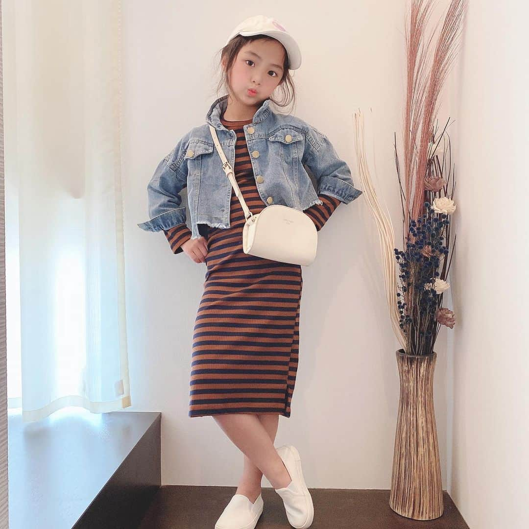 ♡KAO♡さんのインスタグラム写真 - (♡KAO♡Instagram)「： ： #おりんコーデ #rinchancode ♡♡♡ ： @hagmimihag coordinate♥ ： ： 今日から3月✲*ﾟ 春だね！早いなぁ。。。 暖かくなってきたし春服かわいい♥ ： ： @hagmimihag さんのGジャン×ワンピのSet♡♡ Gジャンがmini丈で裾のダメージ具合 サイコーにかわいい♥️ ワンピースもタイトで大人っぽい♡♡ Setで￥2100yenとプチプラなの！ 是非checkしてみてね♥ ： ：  ┈┈coordinate item┈┈┈┈┈┈┈┈ Gジャン×onepiece Set▹▸ @hagmimihag   ［125cm/size 130］ ┈┈┈┈┈┈┈┈┈┈┈┈┈┈┈┈┈┈┈┈ ： ： ： ： ： ： ： ： ： ： ： ： ： ： ：  #ig_kidsfashion #kidsfashion #親バカ #ig_oyabakabu #親バカ部 #娘 #6歳 #女の子 #インスタキッズ #ig_kids #mamanoko #ママリ #hugmug #コドモノ #キッズファッション #コドモダカラ #comona #キッセレ #ママタス #プチプラコーデ  #キッズコーデ #韓国ファッション #韓国子供服」3月1日 18時23分 - o0.don_tama.0o