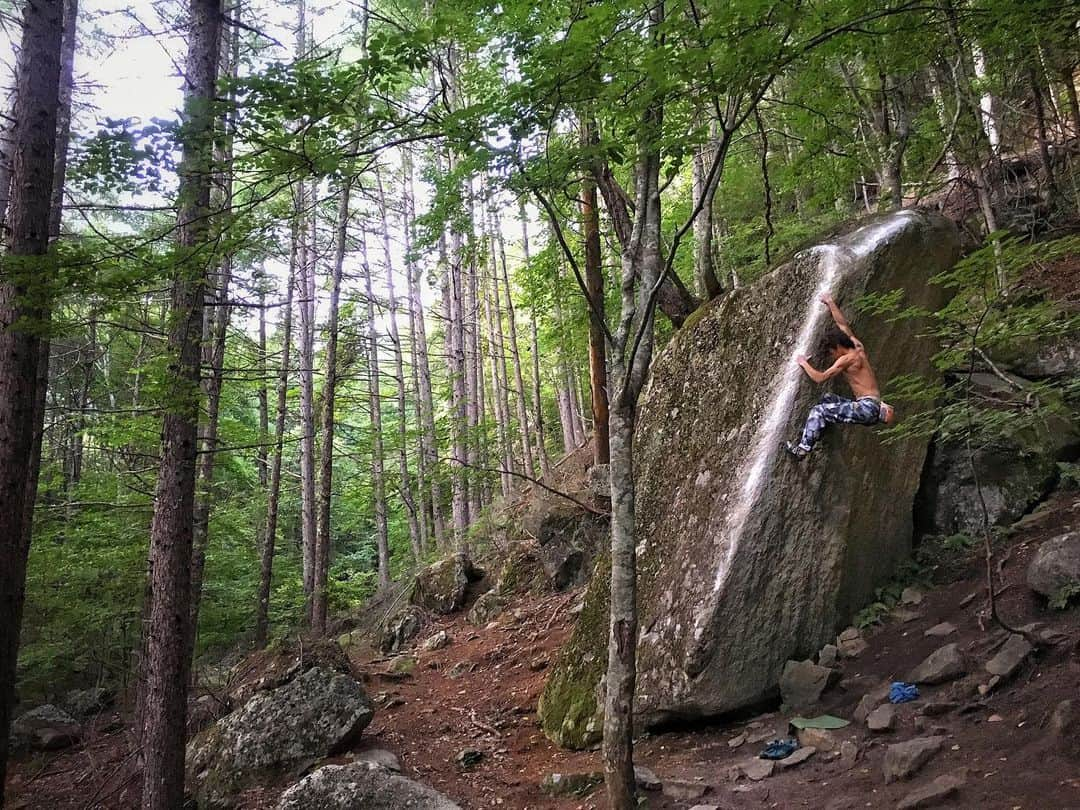 安間佐千のインスタグラム：「Episode 7 Traditional Bouldering   ボルダリングが始まった頃、まだクラッシュパッドは存在しなかった。そんな時代のスタイルを貫いてきたのが長野県と山梨県で精力的に開拓をし続けている室井登喜男氏。そのスタイルに光を当てたのが @keitakurakami 氏である。2016年頃、僕はノーマットスタイルとはなんだろう？という興味と共に友人たちと始めたのだがこれがまた面白い。トラッドボルダーとも呼ばれるそのスタイルは、安全確保用のクラッシュパッドを使わずにボルダリングをすることだ。落ちたら大怪我をするであろうシチュエーションに多々遭遇する。そして登り切った時の達成感たるや素晴らしいものがある。クライミングの根源的要素の一つである冒険性を一瞬で体験できる。  僕が冒険の中に見る素晴らしさの一つに、死への恐怖との対峙がある。誰もが経験するであろう死。危険な状況に身を置くと、腹のあたりに嫌な感覚を覚える。それは死が近い時の恐怖だと思う。だが不思議なのは、死を感じると、生きていることを実感する。今日も生きているって。荒々しいやり方とも感じるが、ノーマットは、今この瞬間こそ全てだ、と学ばせてくれる良きスタイルだと思う。  When bouldering started, crush pad haven’t existed. Tokio Muroi who opened so many boulders in Nagano pref. and Yamanashi pref. kept not using crush pad for developing. @keitakurakami shedded light on that style we call No Pad Style. I was interested in the style in 2016 and started with my friends but it is a lot of fun! This style sometimes called “traditional bouldering” and it is just climb boulders without using crush pad. You often encounter situations that can cause serious injury. And there is a wonderful feeling of accomplishment when climbing up. You can experience the adventurous nature that is one of the fundamental elements of climbing.   One of the great things I see in the traditional bouldering is the confrontation with the fear of death. Death that everyone will experience. When you put yourself in a dangerous situation, you feel unpleasant around your stomach. I think it's a fear when death is near. However, the strange thing is that when you feel death, you realize that you are alive. I'm still alive today. It feels like a rough way, but I think traditional bouldering is a good style that lets you learn that this is the moment.  Good memories my friends  @yuji_hirayama_stonerider #yutashirasu  @adidasterrex @fiveten_official @petzl_official #アルテリア #traditionalbouldering #nomatstyle #bouldering #mizugaki #過去振り返り」