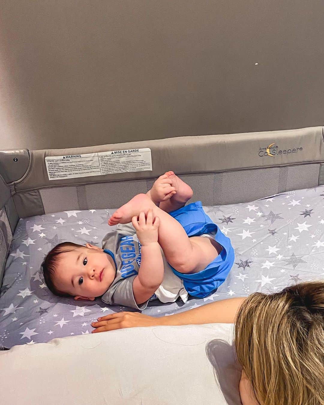 Coleen Garciaさんのインスタグラム写真 - (Coleen GarciaInstagram)「My good boy 😩💙  Chilling in his @armsreachph co-sleeper! It’s 3-in-1, so it can be used as a bedside sleeper, a free-standing bassinet or a play yard 🥰 Got his custom mattress (& sheets) from @tinywinksph」3月1日 18時24分 - coleen