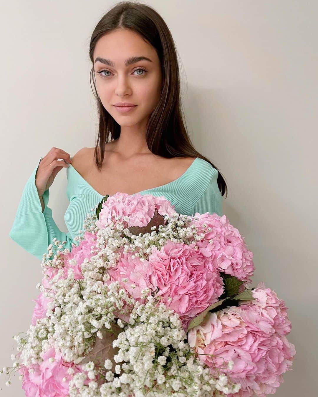 Zhenya Katavaのインスタグラム：「С первым днём Весны 🌸, начался мой любимый Март. Девочки, давайте будем настоящими кошечками...мяу .」