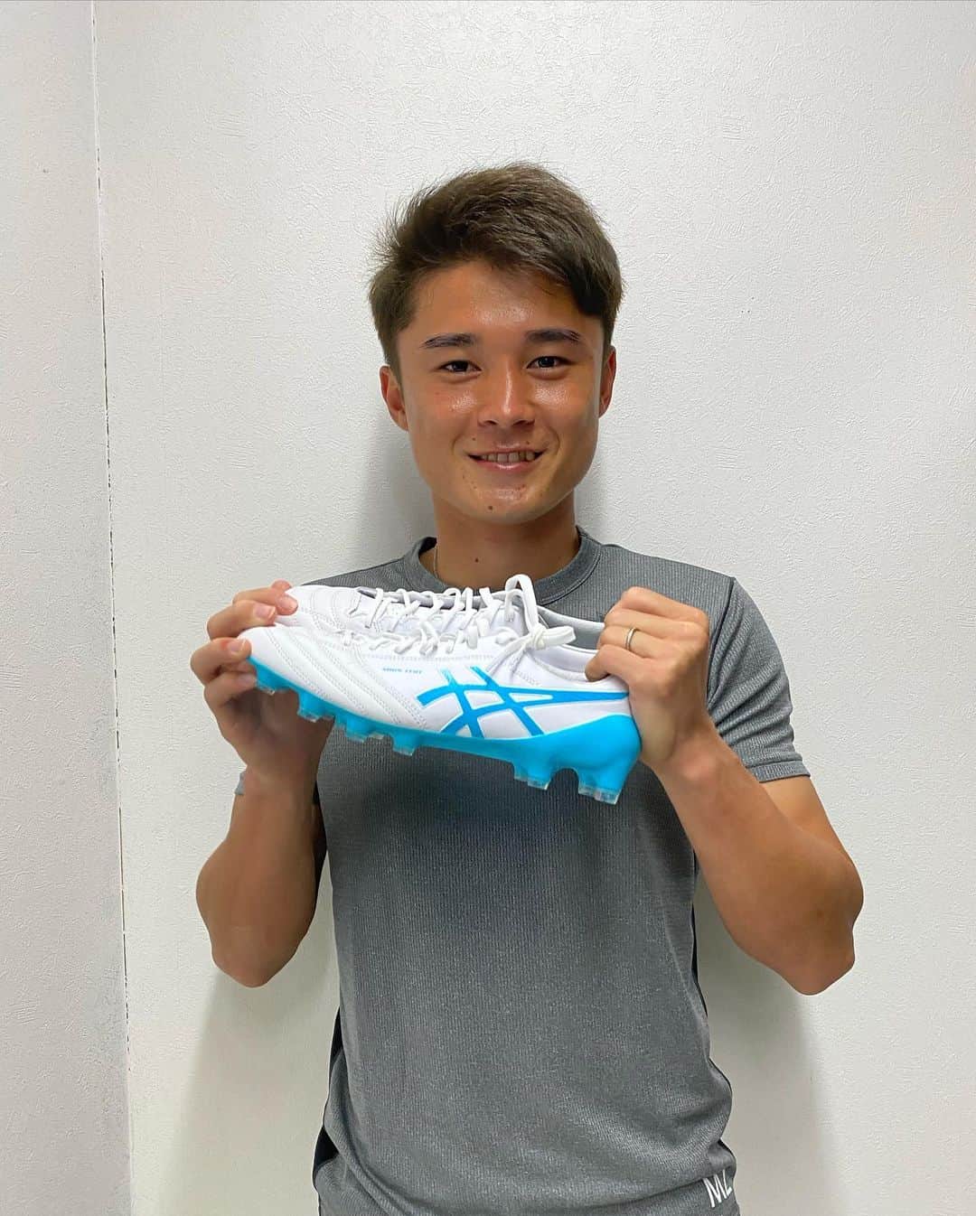 石原広教のインスタグラム：「・ スパイク変わったの分かりましたか？👀  #ASICSFOOTBALL #IMoveMe #TeamDSLIGHT #本物志向  #DSLIGHT  #DSLIGHTXFLY4」