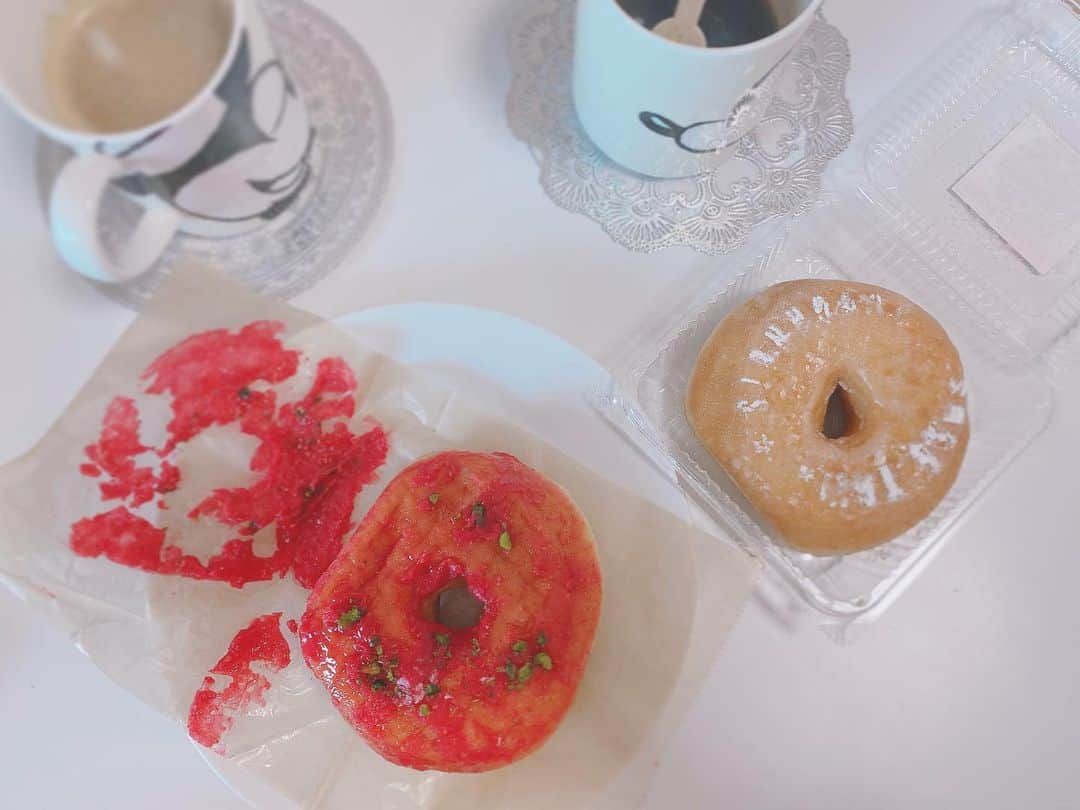 横町ももこさんのインスタグラム写真 - (横町ももこInstagram)「💖  久しぶりに原宿行ったから　@good_town_doughnuts のヴィーガンドーナツテイクアウト🍩💕  持ち帰ってお家で食べるときはいつも見た目のかわいさが台無しになってる😭  #ヴィーガンスイーツ #テイクアウトグルメ #ドーナツ#ドーナツが好き#ドー活#グッドタウンドーナツ #goodtowndoughnuts #lovedoughnuts#原宿グルメ #veganfood #vegansweets #vegandoughnuts #ヴィーガンドーナツ#takeawayfood #harajuku#harajukusweets  #yummy#doughnutslover  #おうち時間#coffeetime」3月1日 18時38分 - momochadayo