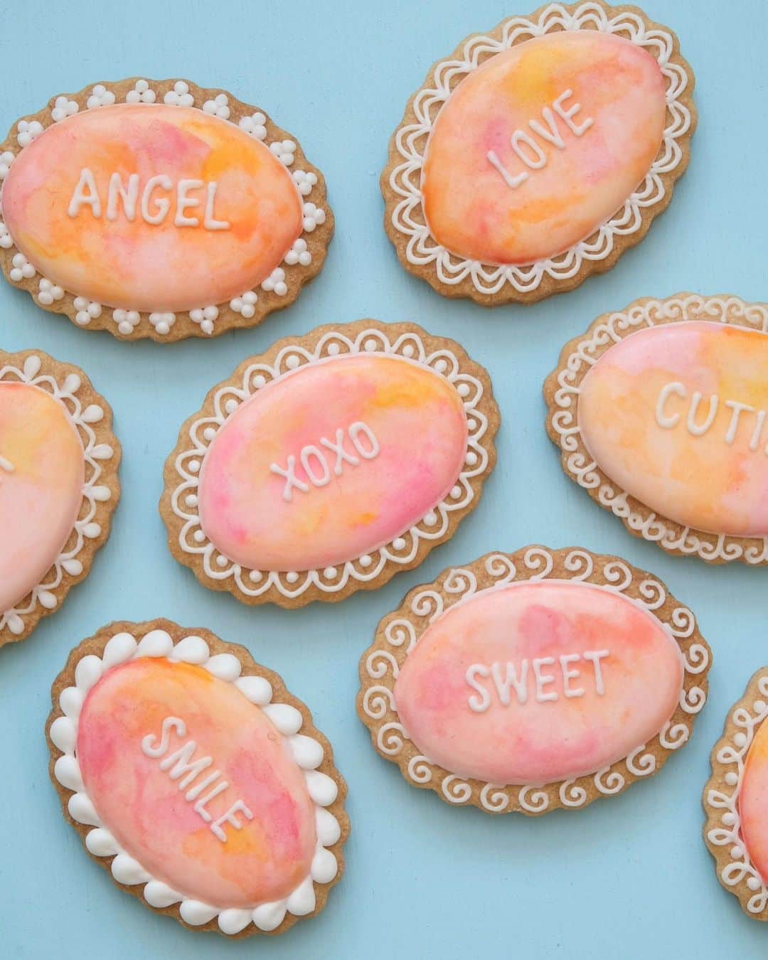 KUNIKAのインスタグラム：「Sunset marble oval cookies.💞  オリジナル筆の太めの平筆 Flat 2, Filbert 2を使って表現できるマーブル模様背景のクッキー🌅 ウォッカで薄めたカラーを適当にぽんぽんのせて筆で馴染ませるだけの、初めてでもチャレンジしやすいアートです。  枠のアイシングの絞りも全部変えてみたので、迷った時の参考にぜひ🦢  #artofkunika」