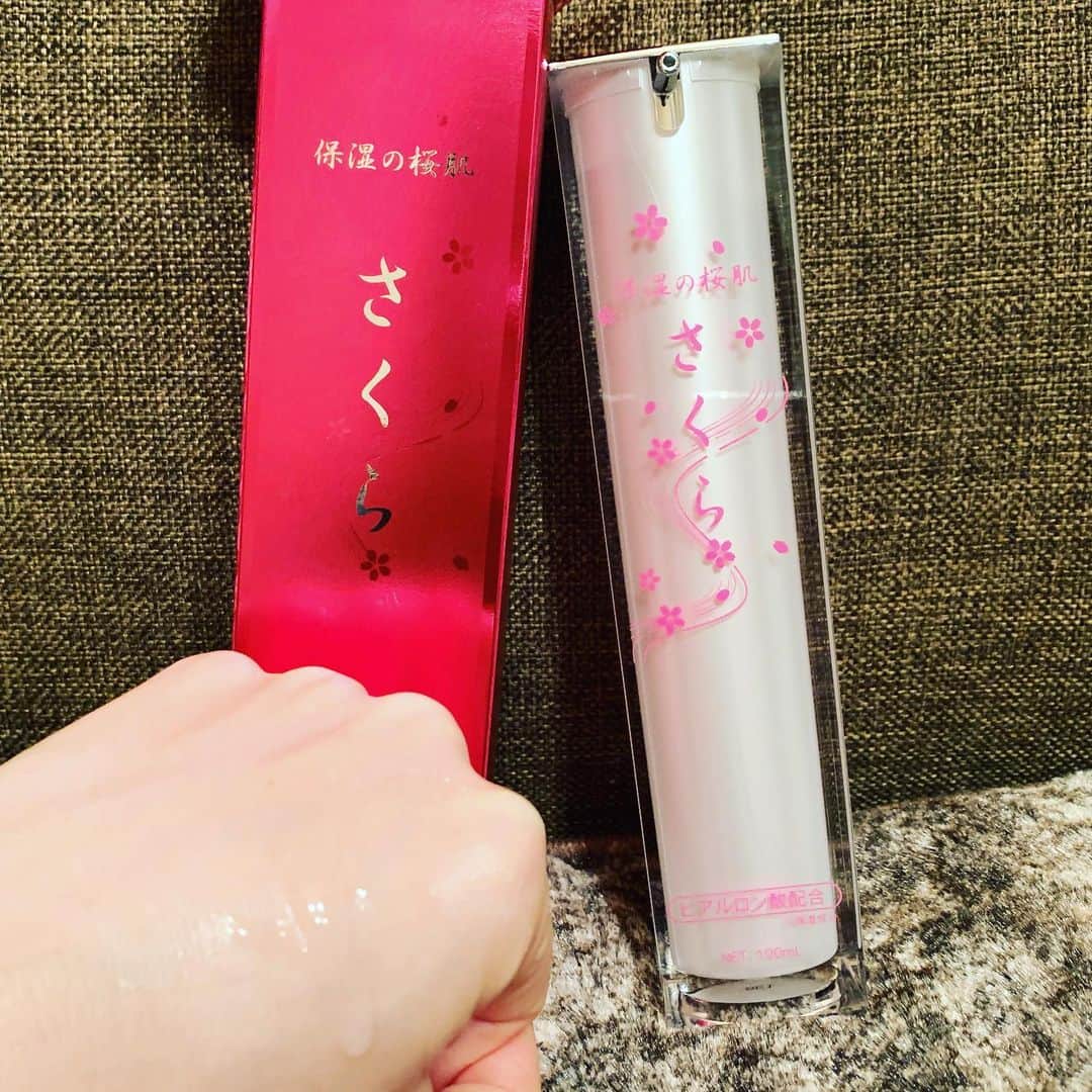 KagitaYukikoさんのインスタグラム写真 - (KagitaYukikoInstagram)「🌸 春がやってくる♪♪  季節の変わり目で お肌の調子も不安定に なりがち。。。  きちんと洗顔して 化粧水の前に 美容液で保湿♡♡  ～ SAKURAシリーズ ～  ＊保湿の桜肌✨美容液＊  🌸お肌の保湿は美容液から… SAKURAシリーズの美容液は 洗顔の後につけます♡♡  保湿の桜肌の良い成分を 毛穴の一番開いているときに やさし〜くお肌にいれてあげる♡♡  ヒアルロン酸Na配合で 肌なじみがよく♪♪ 角質層の水分を保ってくれる♪♪  水分保持力があるため 水分をキープして 乾燥を防ぐ効果も♪♪   ＊成分 ＊ 水、PG、ペンチレングリコール、ヒアルロン酸Na、1,2-ヘキサンジオール、赤2  @may.b_official  #保湿の桜肌 #SAKURAシリーズ #メイビ #mayb #おすすめ美容液 #保湿美容液 #pr #スキンケア #基礎化粧品  #コスメ  #理想の肌  #素肌美人 #スッピン美人 #スッピン美人になりたい #キラキラ女子」3月1日 18時42分 - mermaid.yukinko