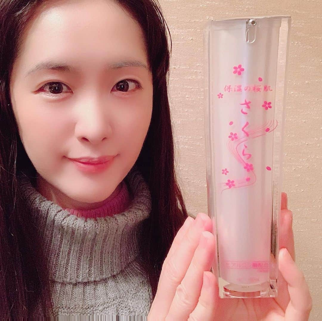 KagitaYukikoさんのインスタグラム写真 - (KagitaYukikoInstagram)「🌸 春がやってくる♪♪  季節の変わり目で お肌の調子も不安定に なりがち。。。  きちんと洗顔して 化粧水の前に 美容液で保湿♡♡  ～ SAKURAシリーズ ～  ＊保湿の桜肌✨美容液＊  🌸お肌の保湿は美容液から… SAKURAシリーズの美容液は 洗顔の後につけます♡♡  保湿の桜肌の良い成分を 毛穴の一番開いているときに やさし〜くお肌にいれてあげる♡♡  ヒアルロン酸Na配合で 肌なじみがよく♪♪ 角質層の水分を保ってくれる♪♪  水分保持力があるため 水分をキープして 乾燥を防ぐ効果も♪♪   ＊成分 ＊ 水、PG、ペンチレングリコール、ヒアルロン酸Na、1,2-ヘキサンジオール、赤2  @may.b_official  #保湿の桜肌 #SAKURAシリーズ #メイビ #mayb #おすすめ美容液 #保湿美容液 #pr #スキンケア #基礎化粧品  #コスメ  #理想の肌  #素肌美人 #スッピン美人 #スッピン美人になりたい #キラキラ女子」3月1日 18時42分 - mermaid.yukinko