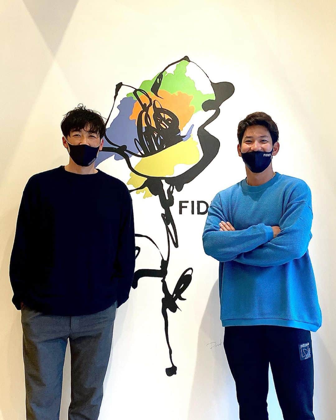 小林久晃のインスタグラム：「今日から3月。気温も20℃を超え、緊急事態宣言も解除の福岡です。 今日はソフトバンクホークスの栗原君がお店に顔を出してくれました。キャンプ明けのお疲れのところありがとう。野球も今月末から開幕です。まずはケガに気をつけて、開幕に向けて頑張ってください！ #栗原陵矢  #ソフトバンクホークス #いつも笑顔で爽やか #パワーもらえました #friends #thanks #fides」