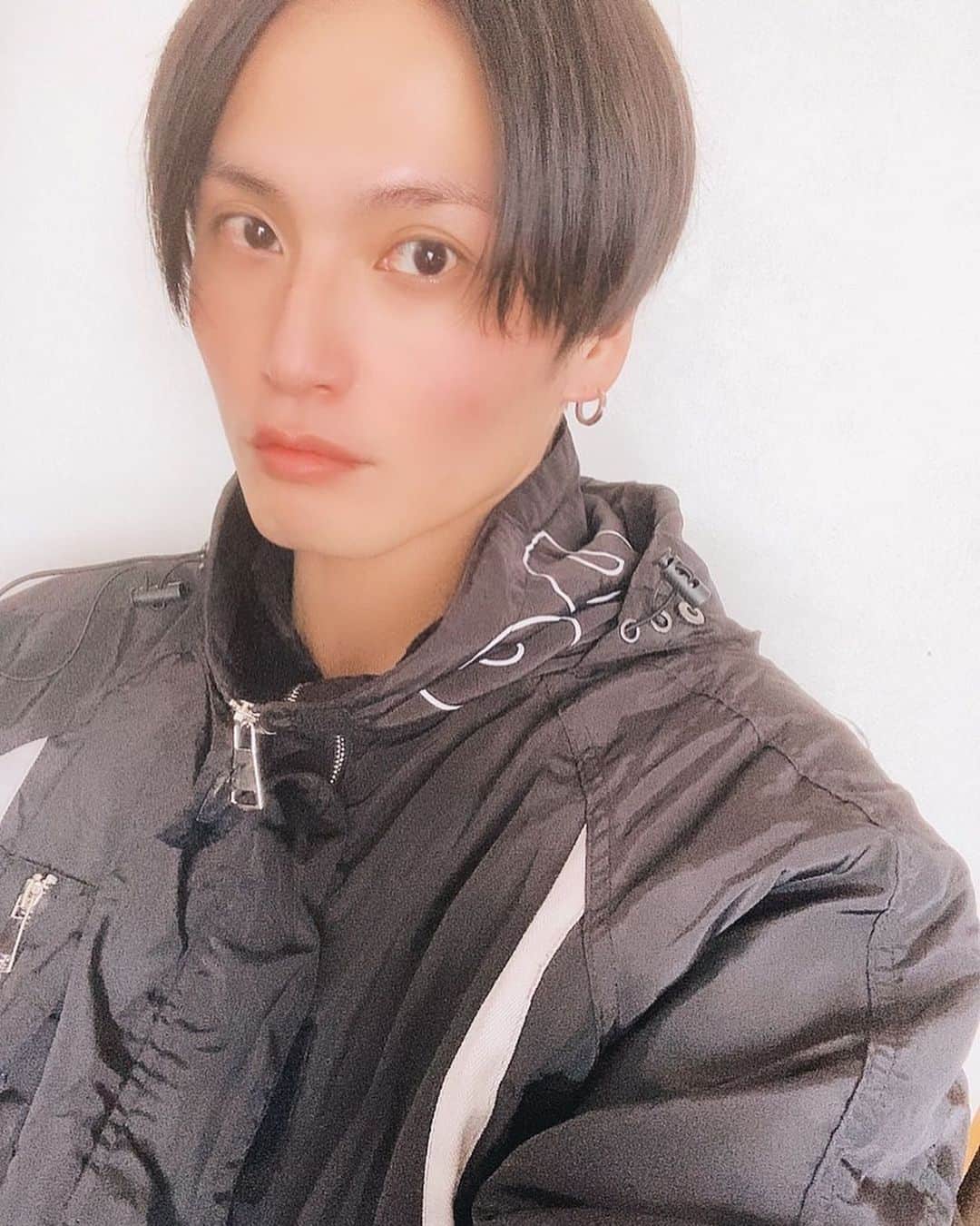 友常勇気のインスタグラム：「Hello there!! I exercised today so I'm very tired🥱 I'm going to have a good rest tonight,too🤣lol #友常勇気 #今日は #1日運動 #外でトレーニング #今夜も #気持ちよく #早寝 #笑笑 5枚目は、 #呪術廻戦 #狗巻棘 を意識して、、、 #しゃけ  …失礼しました。笑笑 あのー…😓 怒らないでーー😭」