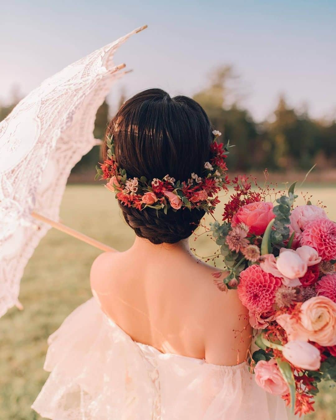 ♡プラコレWedding·⋆*さんのインスタグラム写真 - (♡プラコレWedding·⋆*Instagram)「@placolewedding【#DRESSY花嫁 】 【#プラコレ】をつけて投稿&フォローしてね♩ . ＝＝＝＝＝＝＝＝ . お花の美しさを活かした ロマンチックな #韓国フォト💐✨ . 愛らしいフラワーコーディネートを 魅せたロマンチック構図に注目💕  思わず撮影方法などが気になってしまう、 ステキなウェディングフォトを ぜひチェックしてみて👰 . ＝＝＝＝＝＝＝＝ 👗 photo by... @jeju_blando さん . ＝＝＝＝＝＝＝＝ 『#DRESSY花嫁』『#プラコレ』の ハッシュタグをつけて写真をUPしてね✦ 花嫁アプリ『DRESSY by プラコレ』の 記事に掲載＆リグラムされるかも♩ . みなさまからのいいねや保存 コメントをお待ちしています♥ 「このウェディングドレス可愛い！」 「ヘアスタイルも気になる！！」 「今の花嫁さんの流行りは！？」etc. . ＝＝＝＝＝＝＝＝ 花嫁アプリでは、 プロのアドバイザーに結婚式の相談を何度でも♡ ウェディングドレスの記事や、 自分のウェディングレポを残せちゃう♡” . ＞＞＞TOPのURLからcheck ⋈ @placolewedding ＞＞＞結婚のご相談は プラコレウェディングアドバイザーへ♡ @wedding_adviser ＞＞＞ウェディングレポを残したいなら、 farny by プラコレをcheck ✎ @farny_wedding ＞＞＞ウェディングアイデア＆DIYは ドレシーアイデアcheck ❁ @dressy_idea >>>素敵なドレスに出会いたい花嫁さま♡ @dressyonline_をcheck . ＝＝＝＝＝＝＝＝＝＝＝＝＝＝＝＝ . #プレ花嫁 #卒花 #花嫁 #卒花嫁 #結婚 #結婚式 #結婚準備 #花嫁準備 #weddingtbt #2021夏婚 #2021春婚 #ウェディングフォト #ロマンチックフォト #前撮り #フォトウェディング #撮影指示書 #海外ウェディング #ロケーションフォト #ロケフォト #韓国花嫁 #ブーケ #フラワーコーディネート #weddingphoto #韓国フォト #韓国ウェディング」3月1日 18時43分 - placole_dressy