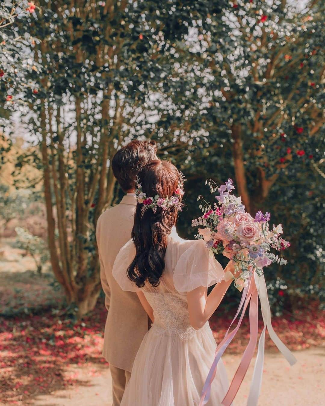 ♡プラコレWedding·⋆*さんのインスタグラム写真 - (♡プラコレWedding·⋆*Instagram)「@placolewedding【#DRESSY花嫁 】 【#プラコレ】をつけて投稿&フォローしてね♩ . ＝＝＝＝＝＝＝＝ . お花の美しさを活かした ロマンチックな #韓国フォト💐✨ . 愛らしいフラワーコーディネートを 魅せたロマンチック構図に注目💕  思わず撮影方法などが気になってしまう、 ステキなウェディングフォトを ぜひチェックしてみて👰 . ＝＝＝＝＝＝＝＝ 👗 photo by... @jeju_blando さん . ＝＝＝＝＝＝＝＝ 『#DRESSY花嫁』『#プラコレ』の ハッシュタグをつけて写真をUPしてね✦ 花嫁アプリ『DRESSY by プラコレ』の 記事に掲載＆リグラムされるかも♩ . みなさまからのいいねや保存 コメントをお待ちしています♥ 「このウェディングドレス可愛い！」 「ヘアスタイルも気になる！！」 「今の花嫁さんの流行りは！？」etc. . ＝＝＝＝＝＝＝＝ 花嫁アプリでは、 プロのアドバイザーに結婚式の相談を何度でも♡ ウェディングドレスの記事や、 自分のウェディングレポを残せちゃう♡” . ＞＞＞TOPのURLからcheck ⋈ @placolewedding ＞＞＞結婚のご相談は プラコレウェディングアドバイザーへ♡ @wedding_adviser ＞＞＞ウェディングレポを残したいなら、 farny by プラコレをcheck ✎ @farny_wedding ＞＞＞ウェディングアイデア＆DIYは ドレシーアイデアcheck ❁ @dressy_idea >>>素敵なドレスに出会いたい花嫁さま♡ @dressyonline_をcheck . ＝＝＝＝＝＝＝＝＝＝＝＝＝＝＝＝ . #プレ花嫁 #卒花 #花嫁 #卒花嫁 #結婚 #結婚式 #結婚準備 #花嫁準備 #weddingtbt #2021夏婚 #2021春婚 #ウェディングフォト #ロマンチックフォト #前撮り #フォトウェディング #撮影指示書 #海外ウェディング #ロケーションフォト #ロケフォト #韓国花嫁 #ブーケ #フラワーコーディネート #weddingphoto #韓国フォト #韓国ウェディング」3月1日 18時43分 - placole_dressy