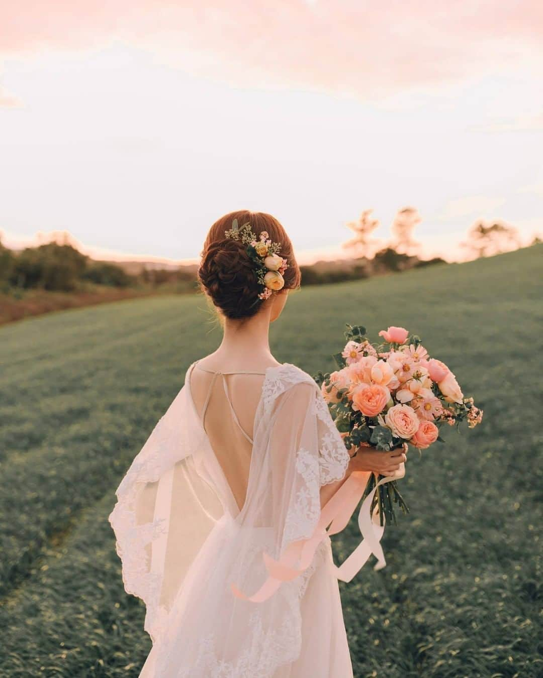 ♡プラコレWedding·⋆*さんのインスタグラム写真 - (♡プラコレWedding·⋆*Instagram)「@placolewedding【#DRESSY花嫁 】 【#プラコレ】をつけて投稿&フォローしてね♩ . ＝＝＝＝＝＝＝＝ . お花の美しさを活かした ロマンチックな #韓国フォト💐✨ . 愛らしいフラワーコーディネートを 魅せたロマンチック構図に注目💕  思わず撮影方法などが気になってしまう、 ステキなウェディングフォトを ぜひチェックしてみて👰 . ＝＝＝＝＝＝＝＝ 👗 photo by... @jeju_blando さん . ＝＝＝＝＝＝＝＝ 『#DRESSY花嫁』『#プラコレ』の ハッシュタグをつけて写真をUPしてね✦ 花嫁アプリ『DRESSY by プラコレ』の 記事に掲載＆リグラムされるかも♩ . みなさまからのいいねや保存 コメントをお待ちしています♥ 「このウェディングドレス可愛い！」 「ヘアスタイルも気になる！！」 「今の花嫁さんの流行りは！？」etc. . ＝＝＝＝＝＝＝＝ 花嫁アプリでは、 プロのアドバイザーに結婚式の相談を何度でも♡ ウェディングドレスの記事や、 自分のウェディングレポを残せちゃう♡” . ＞＞＞TOPのURLからcheck ⋈ @placolewedding ＞＞＞結婚のご相談は プラコレウェディングアドバイザーへ♡ @wedding_adviser ＞＞＞ウェディングレポを残したいなら、 farny by プラコレをcheck ✎ @farny_wedding ＞＞＞ウェディングアイデア＆DIYは ドレシーアイデアcheck ❁ @dressy_idea >>>素敵なドレスに出会いたい花嫁さま♡ @dressyonline_をcheck . ＝＝＝＝＝＝＝＝＝＝＝＝＝＝＝＝ . #プレ花嫁 #卒花 #花嫁 #卒花嫁 #結婚 #結婚式 #結婚準備 #花嫁準備 #weddingtbt #2021夏婚 #2021春婚 #ウェディングフォト #ロマンチックフォト #前撮り #フォトウェディング #撮影指示書 #海外ウェディング #ロケーションフォト #ロケフォト #韓国花嫁 #ブーケ #フラワーコーディネート #weddingphoto #韓国フォト #韓国ウェディング」3月1日 18時43分 - placole_dressy