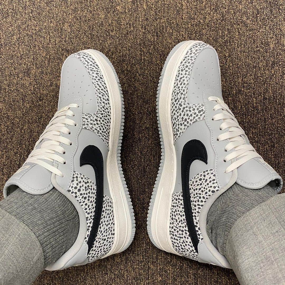 のインスタグラム：「・ ・ 昨日の衣装で初おろしのNIKE BY YOU UNLOCKED。  セットアップの色に合わせておろしたんだけど、  やっぱりセメント柄って良いなあ。  もっと作っておけばよかったな。  あ、あとセットアップも最近勇気を出して着てます笑  古着のセットアップが最近気になってて、  これは80'sのBurberryのヴィンテージ。  もっと沢山着て慣らしていかんと、というのが今年の目標です。」