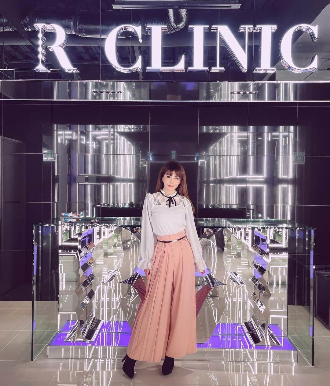 桜木ひなのインスタグラム：「💐2021年1月にオープン💐 富田医院長開業の👩‍⚕️ @dr.risakotomita  ✨R clinic✨　@r_beauty.clinic  ・ ❤️インスタ映え間違えなしの新しい内装 ❤️メンズとレディースに分かれたクリニック ❤️VIPルーム完備 ❤️銀座駅から徒歩数分 ・ 12月プレオープンにお邪魔して動画撮影やスキンケアメニューをして頂きました☺️ ・ 気になる施術は続きは次の投稿から👈💕 ・ ・ #富田莉莎子#富田ドクター#小顔先生#銀座美容クリニック#美容クリニック#rclinic#ヒアルロン酸#ボトックス#りぃの二重術 #りぃ先生」