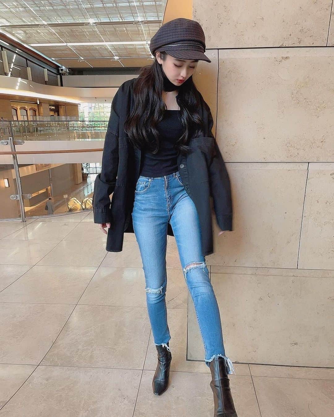 のインスタグラム：「オーバーサイズジャケット🧥  いつもとは違うテイストの お洋服〜😊 かっこよく着こなすのも たのしい！  #Valmuer #valmuer_official #お洋服　#オーバーサイズ　#ジャケット　#黒ジャケット #ジャケットコーデ　#デニム　#スキニー #スキニーパンツ　#黒トップス　#コーデ　#コーティネート」
