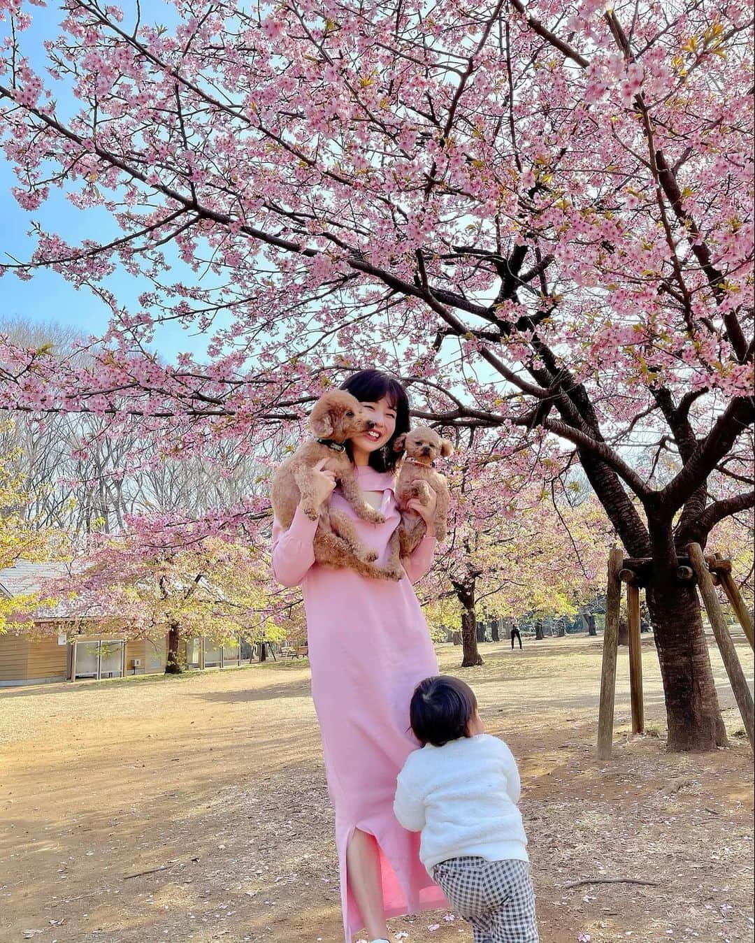 水野佐彩さんのインスタグラム写真 - (水野佐彩Instagram)「・ 3月もよろしくお願いします🌸  #おもちの目つぶり率 #きょうのわたちたち👩‍👧」3月1日 18時52分 - saaya_mizuno