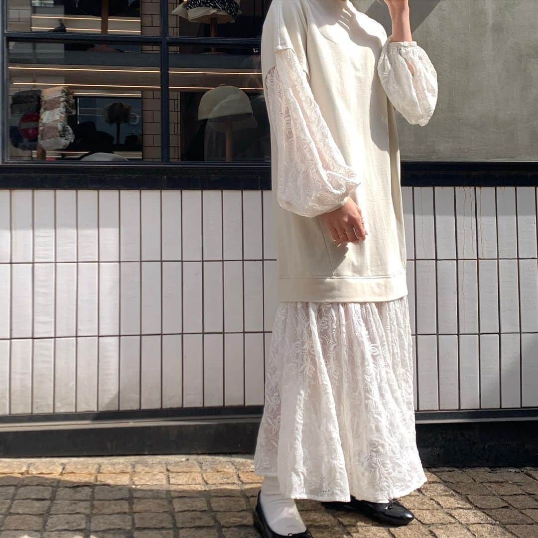 のインスタグラム：「【 Lady's 】﻿  ［item］﻿ @clane_official   Flower Lace Mix ONE PIECE  No. 313-034-0001-0 Size FREE Color black,white ¥19,800(税込)  ※価格が変動することもございますので、 予めご了承ください。﻿ ※店舗通販は、お電話で承っております。 ぜひご利用くださいませ。  Model: 155cm  #freaksstore  #freaksstore21ss #freaksstore_shibuya_ladys #フリークスストアスタイリング #クラネ#CLANE#ワンピース」