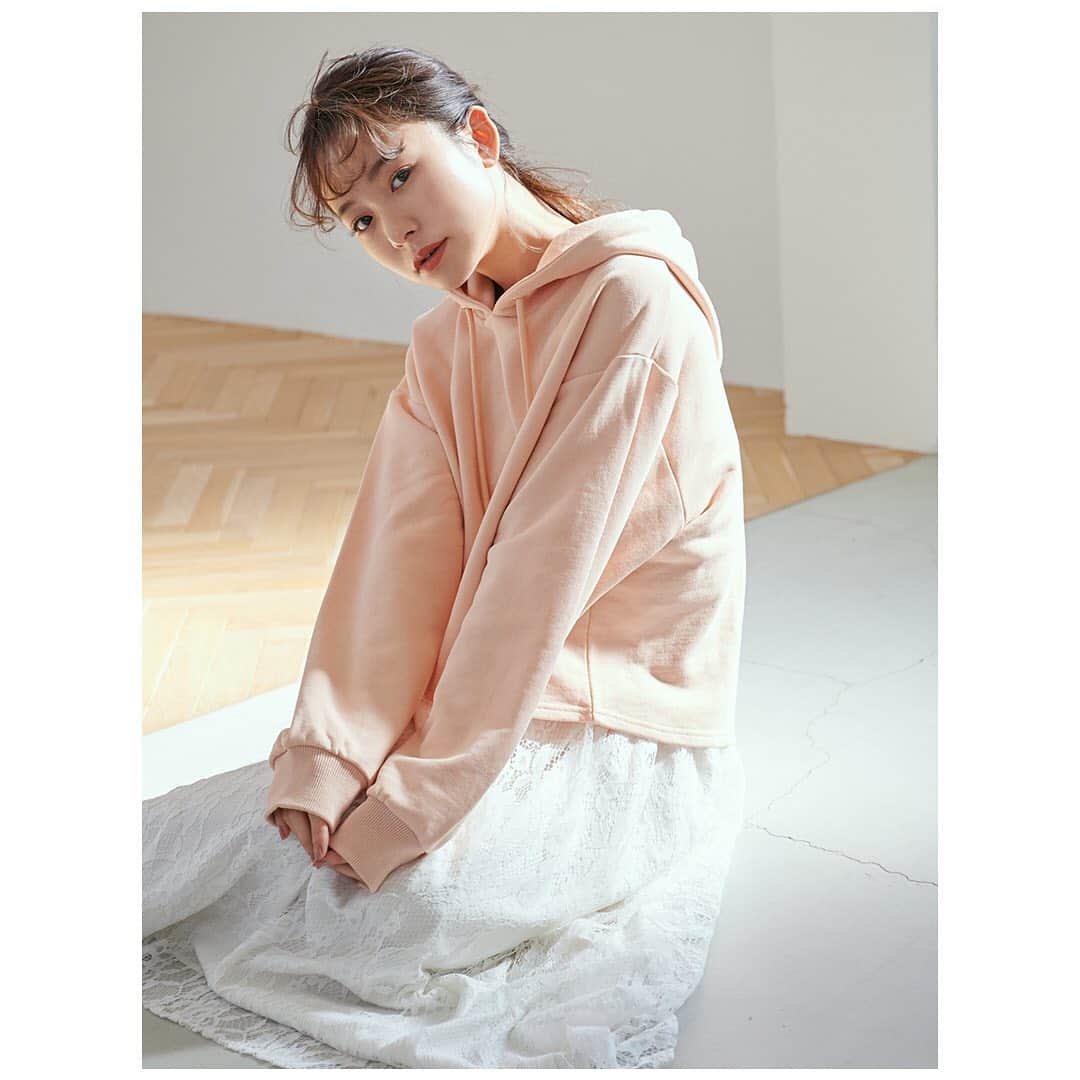 Cherie Monaのインスタグラム：「. -NEW SEASON- “2021 SPRING COMING”  ラウンドヘムフーディー Orange/Purple ¥6,500+tax  @cheriemona_official @mizuki_nishikawa_  #cheriemona #シェリーモナ #2021SS #newarrival」