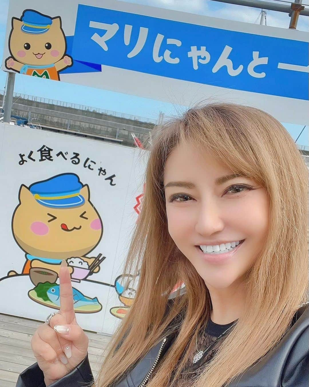 selfieneのインスタグラム：「マリにゃんも よく食べるらしい笑笑 #伊東マリンタウン  #ヨットハーバー  #ヨットレース⛵️ で来たことある #温泉旅行」