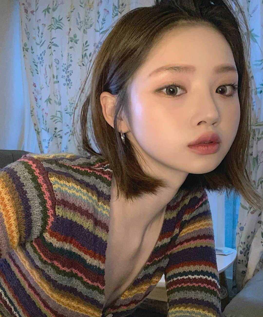 Yoonbitnaのインスタグラム：「유주언니 기다리면서 혼자 셀카찍기 ㅎㅎ」