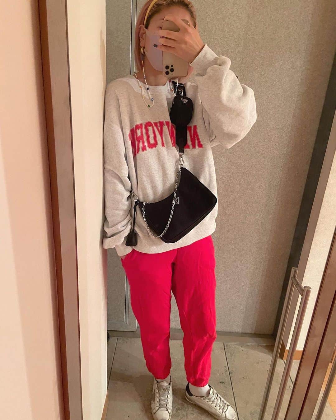 橋本江莉果のインスタグラム：「#スウェット が制服みたいになってるくらい、毎日のように着ちゃう⛹🏼‍♀️❤️﻿ ﻿ 楽ってのは大前提であるけど、とにかくかわいいから大好き🍒﻿ ﻿ 今日はアウター無しで余裕だった☺️🌸﻿ ﻿ 寒暖差で体調やられそうですが、この数ヶ月は心友のオススメで、毎晩R1飲んで免疫力高めてます😉👌🏼﻿ ﻿ R1は色んな面で良いとは前から聞いていたけど、その効果なのか分からないし、きもちの問題かもしれないけど、重度の花粉症がちょっといつもより楽で😳🌈﻿ ﻿ そんな外に出ることもないっていうのもあるとは思うし、もちろん鼻スプレーは毎日するし、アレルギーの薬もたまに飲みますが、とにかくちょっと楽なのは確かなので、風邪とかもひきたくないし、引き続きR1は取り入れてこうと思います🌷﻿ ﻿ 急にR1推しトークで、R1みたいな格好な本日🐔🎈←﻿ ﻿ ﻿ ﻿ ﻿ #coordinate #outfit #ootd #fashion #style #styling #red﻿ ﻿ クレジットは #WEAR 👉🏻【erica0114】﻿ またはタップにて👆🏻📝」
