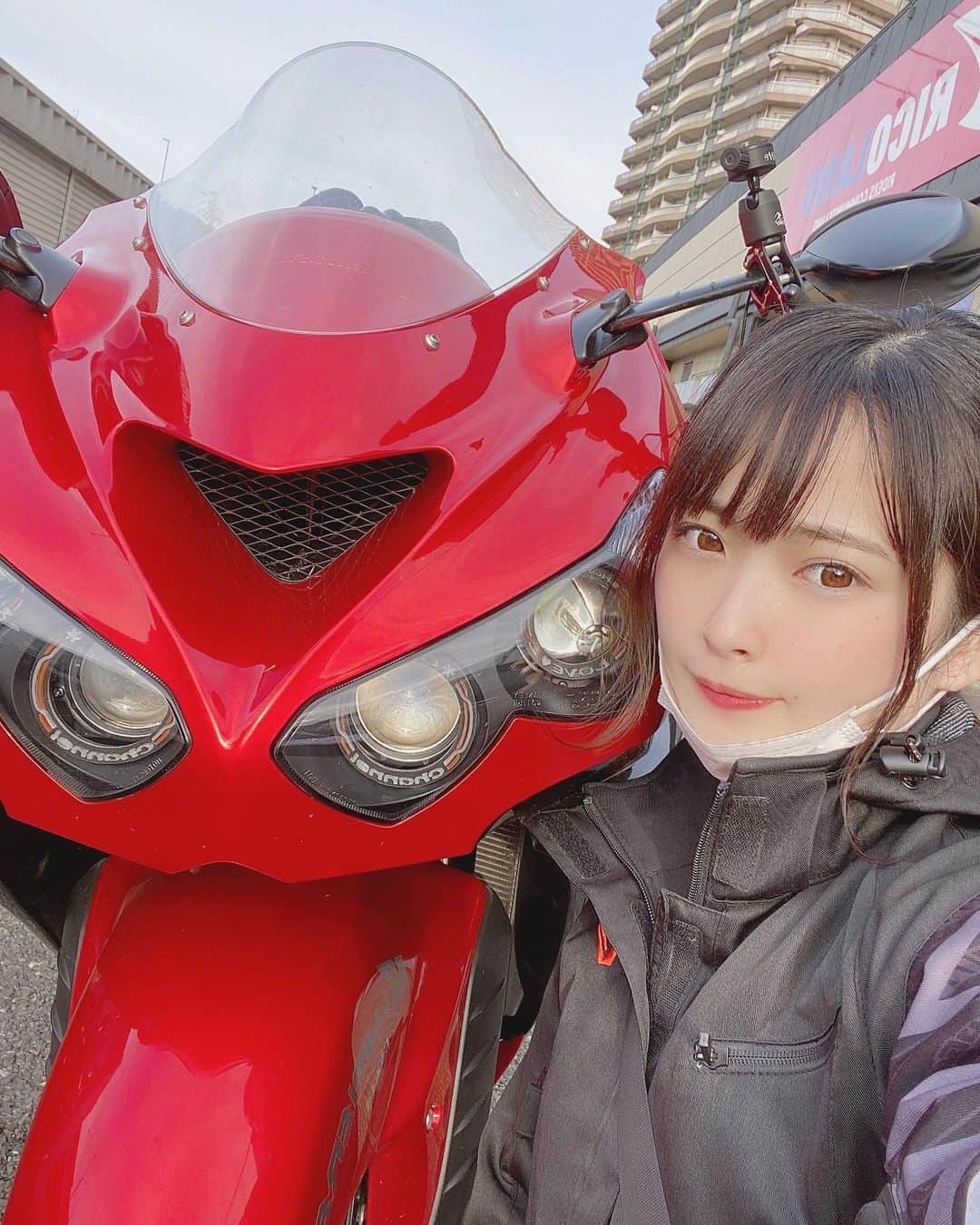 AMIのインスタグラム：「・ ・ オレンジの14rがレッドに見えるのはなぜ！！！🥲 どっからどう見ても、真っ赤だああああああ🤧 ・ ・ 花粉症でくしゃみするときに目つぶっちゃう時あるから運転中にくしゃみでたらどうしよう…って最近考えてる…🤧🤧 ・ ・ ・ #バイク #バイク女子 #bike #バイクのある生活  #バイクのある風景  #バイクが好きだ  #バイク好きな人と繋がりたい  #バイクウェア #kawasaki  #z900rs #zx14r #hyod」