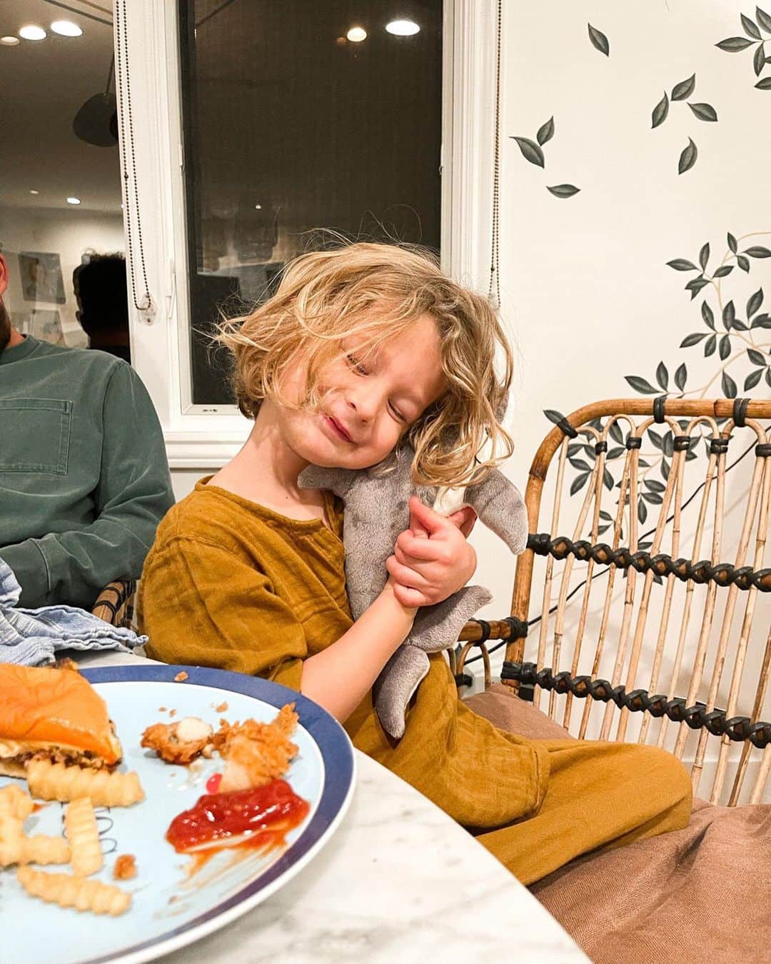 ホイットニー・ポートのインスタグラム：「I mean, who is this little guy?!! I giggle every time I see a picture of him. Last night he had chicken fingers, a cheeseburger, and crinkle-cut fries. Everything in moderation, right? Sonny is starting to eat more and not be so picky, and watching him enjoy food satisfies me on a deep level I never even knew existed.」