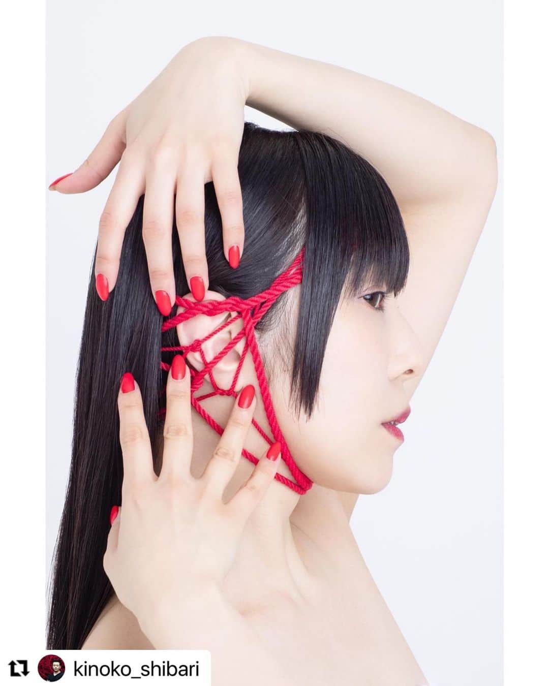 相沢梨紗のインスタグラム：「3/19-3/21国際フォーラムで開催されるArt Fair Tokyoに出展予定の作品の一部をチラリ🤍 . 3枚組の作品となります！Art Fairにて公開、販売もあります✨ . ぜひ、お近くでも見ていただけたら嬉しいです☺️❣️ . #Repost @kinoko_shibari with @make_repost ・・・ でんぱ組.incの相沢梨紗さんに『見ざる言わざる聞かざる』のモデルをして頂きました。 この作品は、3/19-3/21国際フォーラムで開催されるArt Fair Tokyoに出展予定。 この赤縄の作品の他に青縄（見ざる）と白縄（言わざる）の作品を含めた3枚組の作品。他2点は、Art Fairにて公開します。 . 詳細 . ラムダプリント クリスタルペーパー Image: 100 x 148の3枚の組作品 Ed 10 価格15万円前後（予定） 購入希望の方は、アートフェアでお買い求め頂けます。 https://artfairtokyo.com  ::Model @risacheeese Photo and rope Hajime Kinoko🇯🇵 If you want my print👉 @komiyama_tokyo  #shibari #kinbaku #contemporaryart #fashion #art #ropeart #hajimekinoko #rope #instagood #realtokyoart #アートフェア東京 #アートフェア #相沢梨紗 #でんぱ組inc #japanese #model #モデル募集 #collaboration #artist #traditional #アート#komiyamatokyo #girl #ropeart #ロープアート #tokyo #japan #cooljapan #でんぱ組」