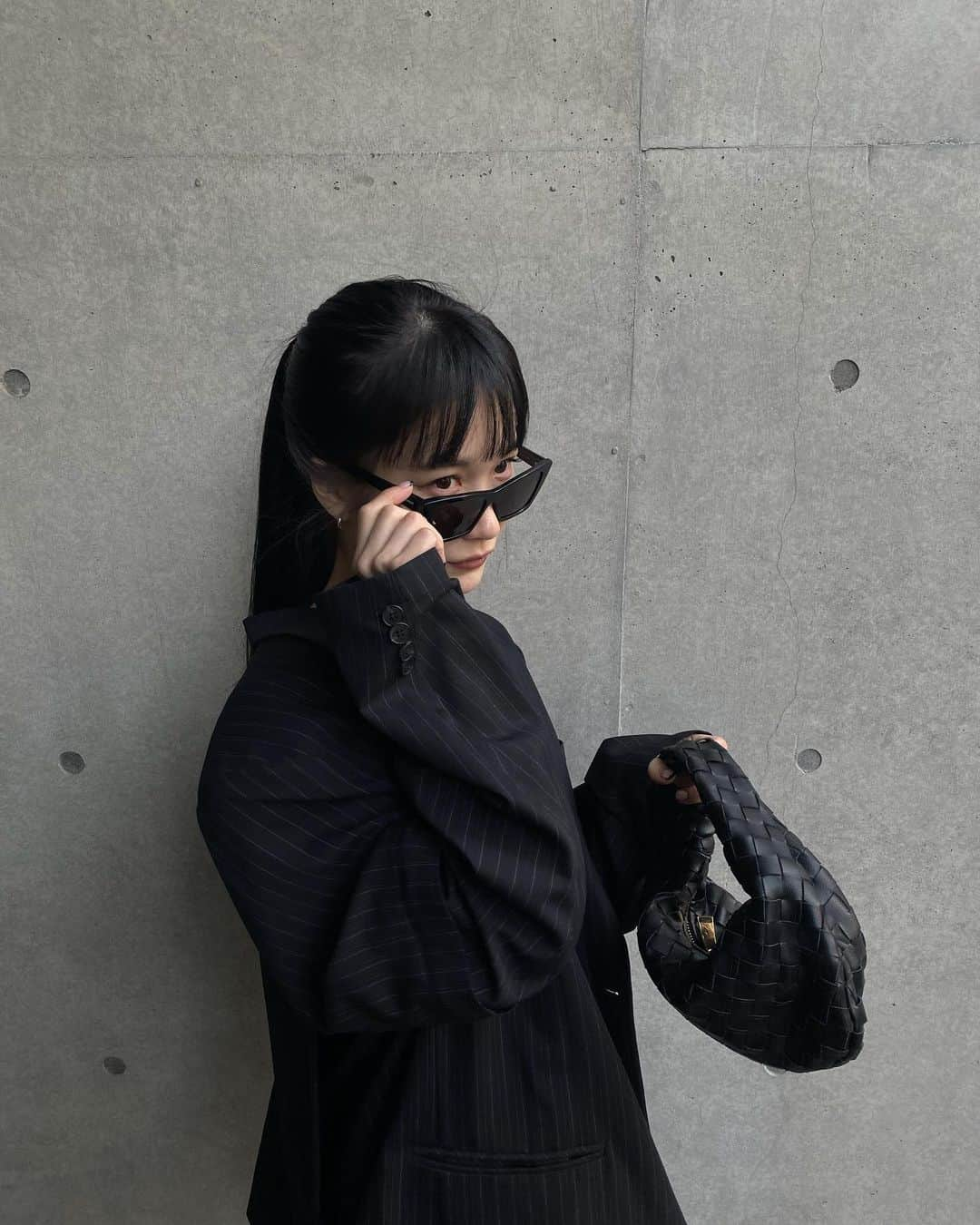 中村くるみさんのインスタグラム写真 - (中村くるみInstagram)「🕶  サングラスどこのですか？って質問結構くるんですけど、 最近は @ysl のです！ リップの質問も多くて、リップは今は落ち着いたのがよくて @uzu_byflowfushi の使ってます！  ってか シルバーのインナーカラーがいい感じ♡ 3枚目わかりやすいね∩^ω^∩ @shinnosuke_suwa ありがとうございます😊」3月1日 20時55分 - __k_r_m__