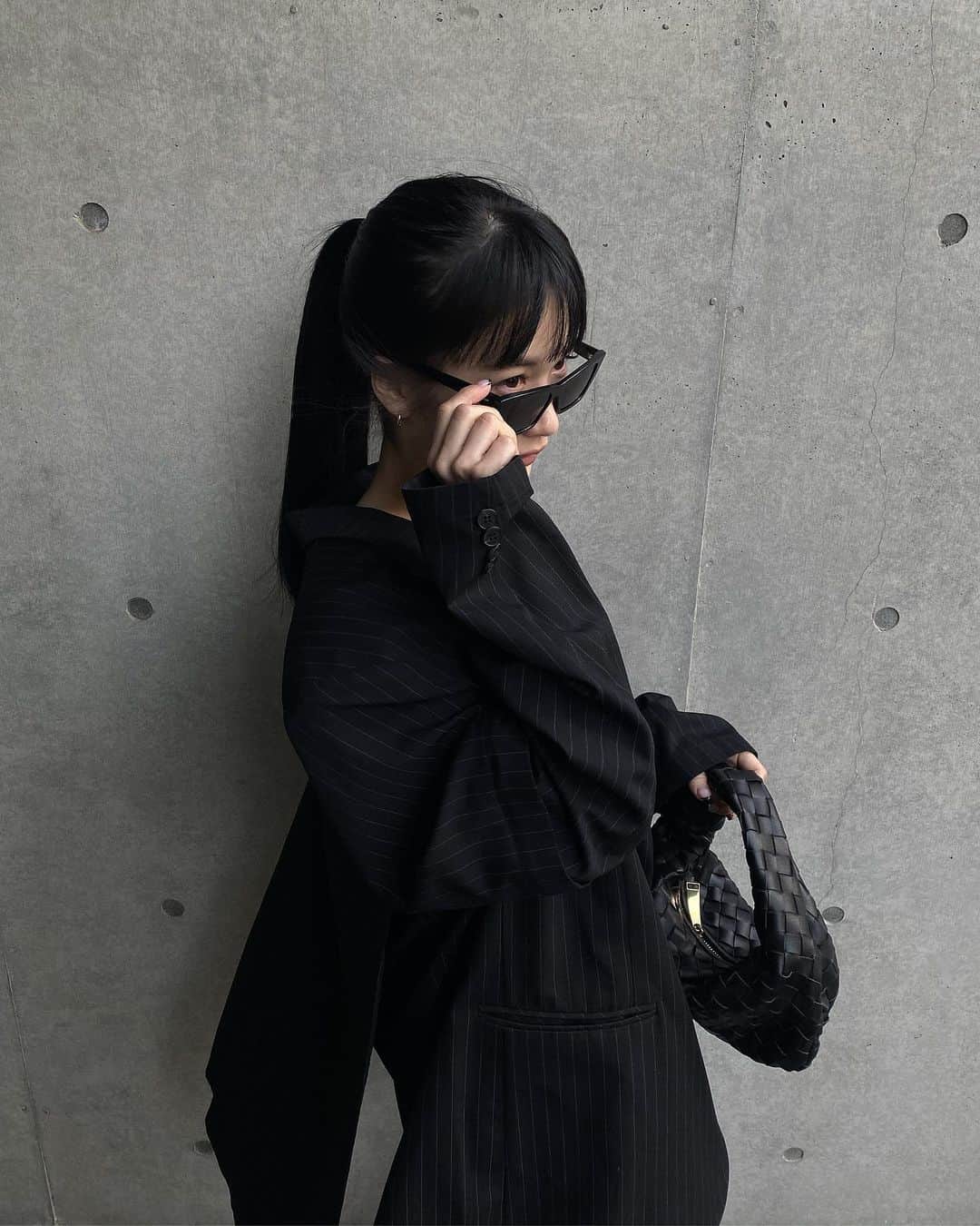 中村くるみのインスタグラム：「🕶  サングラスどこのですか？って質問結構くるんですけど、 最近は @ysl のです！ リップの質問も多くて、リップは今は落ち着いたのがよくて @uzu_byflowfushi の使ってます！  ってか シルバーのインナーカラーがいい感じ♡ 3枚目わかりやすいね∩^ω^∩ @shinnosuke_suwa ありがとうございます😊」