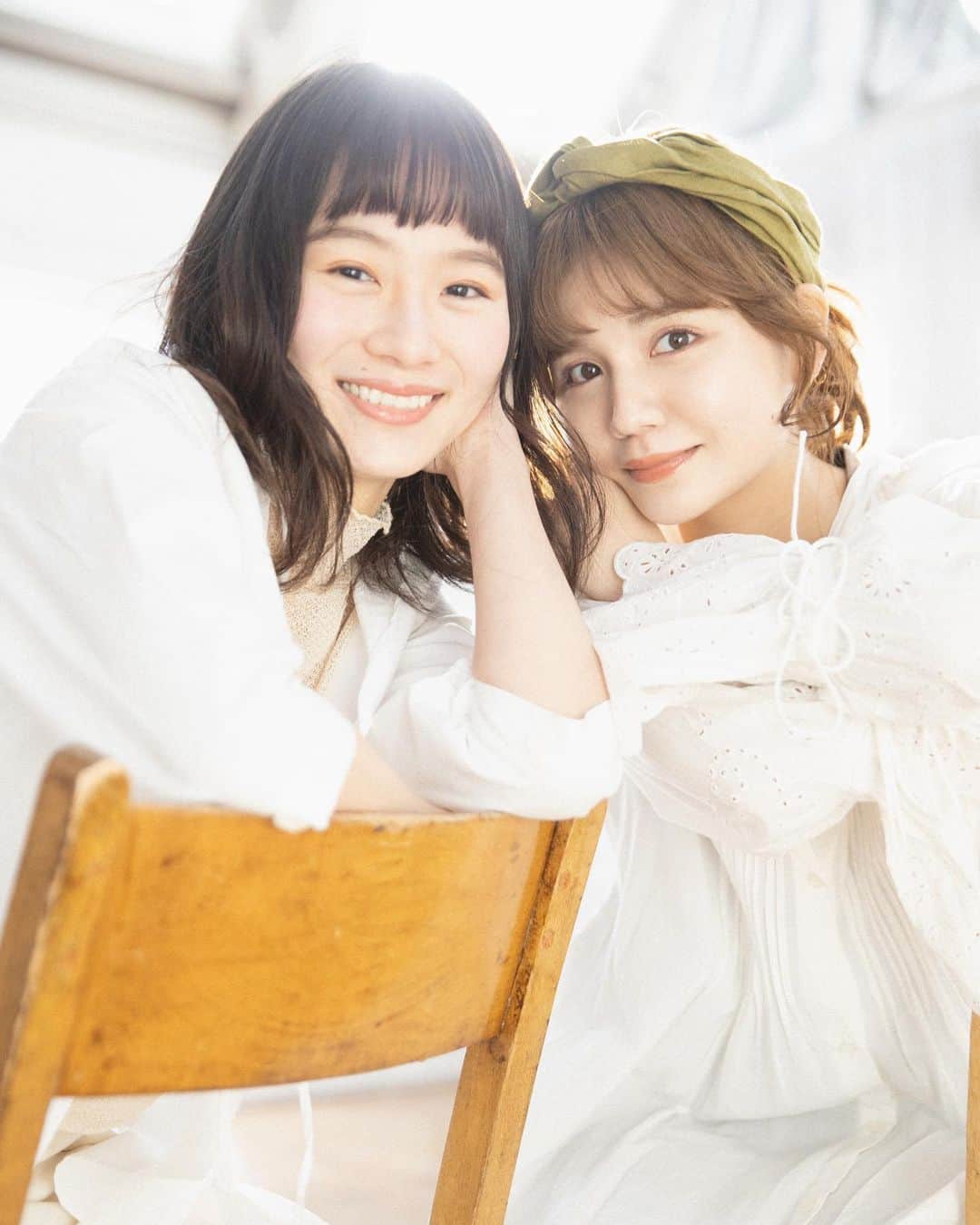 のインスタグラム：「3月🌷  merカバーショットとオフショット☺︎ お辻とにまにましながらの撮影 すごく楽しかったな。☀︎ 春こいこい。」